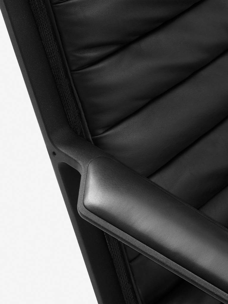 Fotel 456 czarna skóra z ciemną metalową podstawą