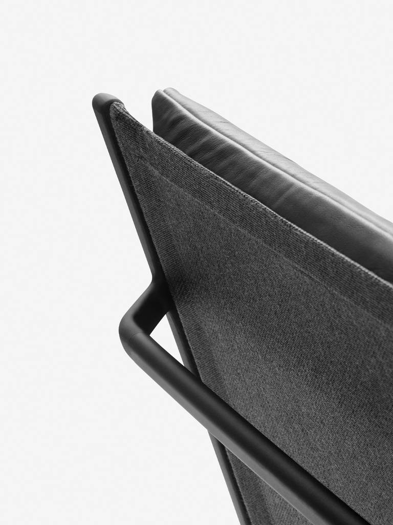 Fotel 456 czarna skóra z ciemną metalową podstawą