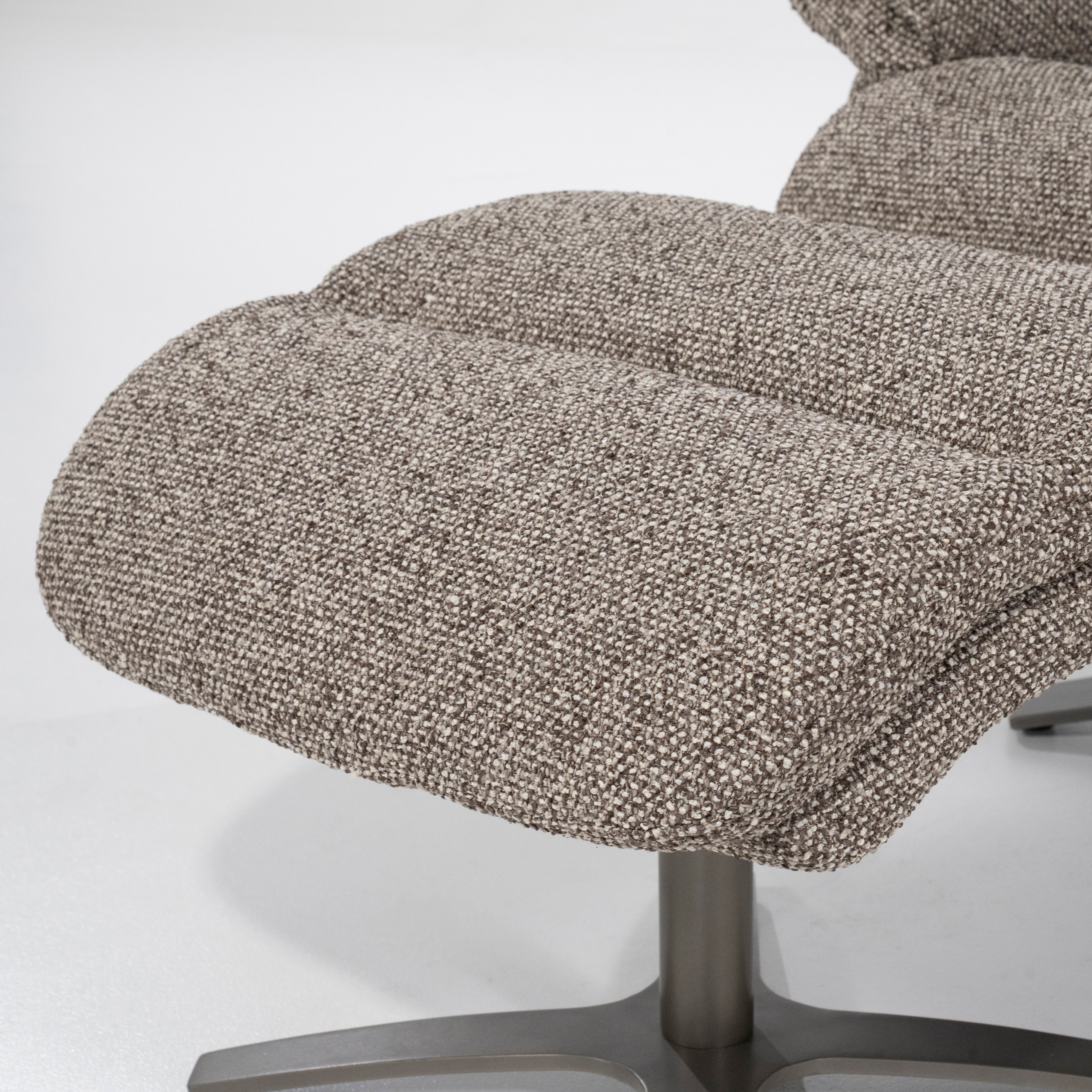 Fotel z podnóżkiem CALEB ciemnobeżowy z czarną podstawą