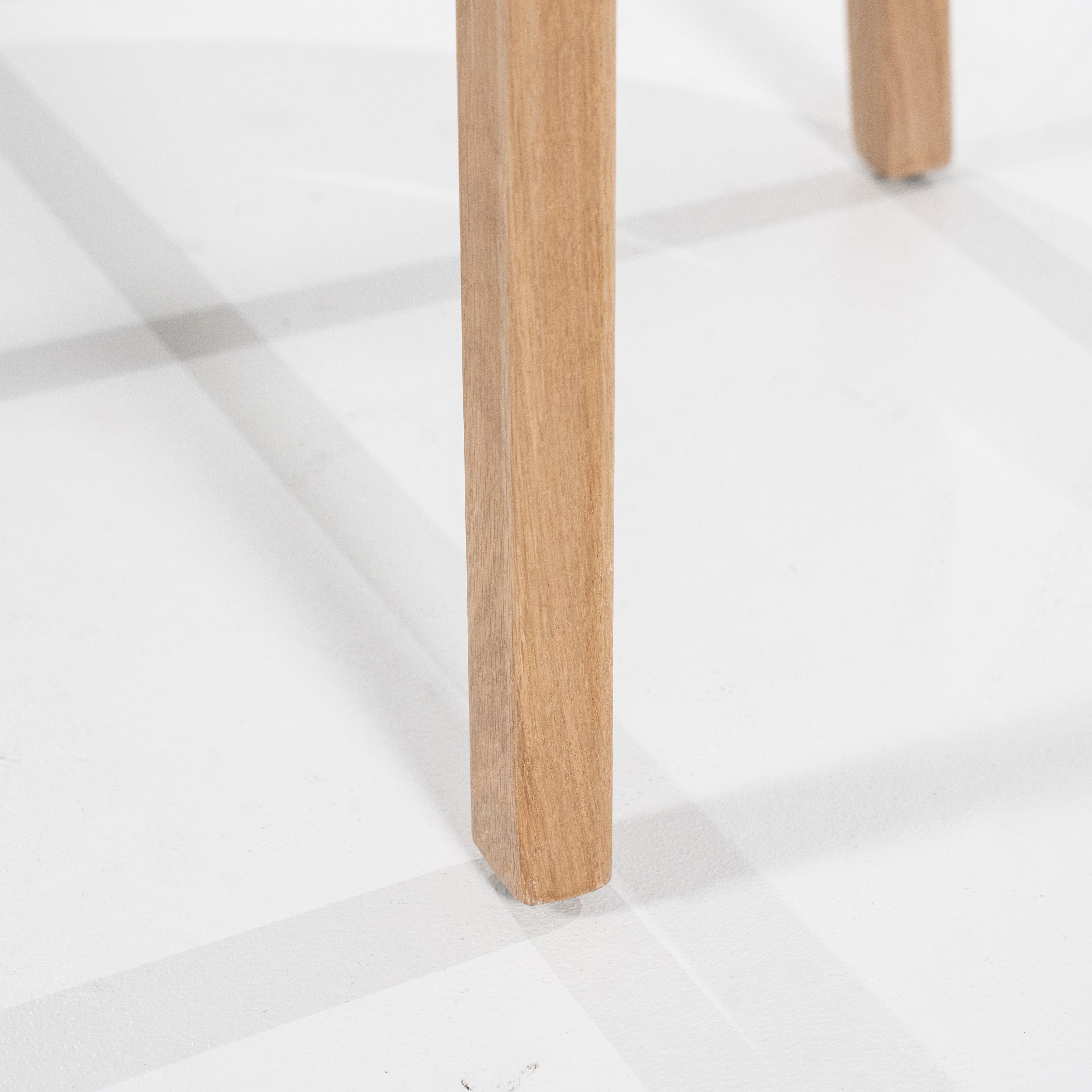 Krzesło MIKKY beżowy z dębową podstawą