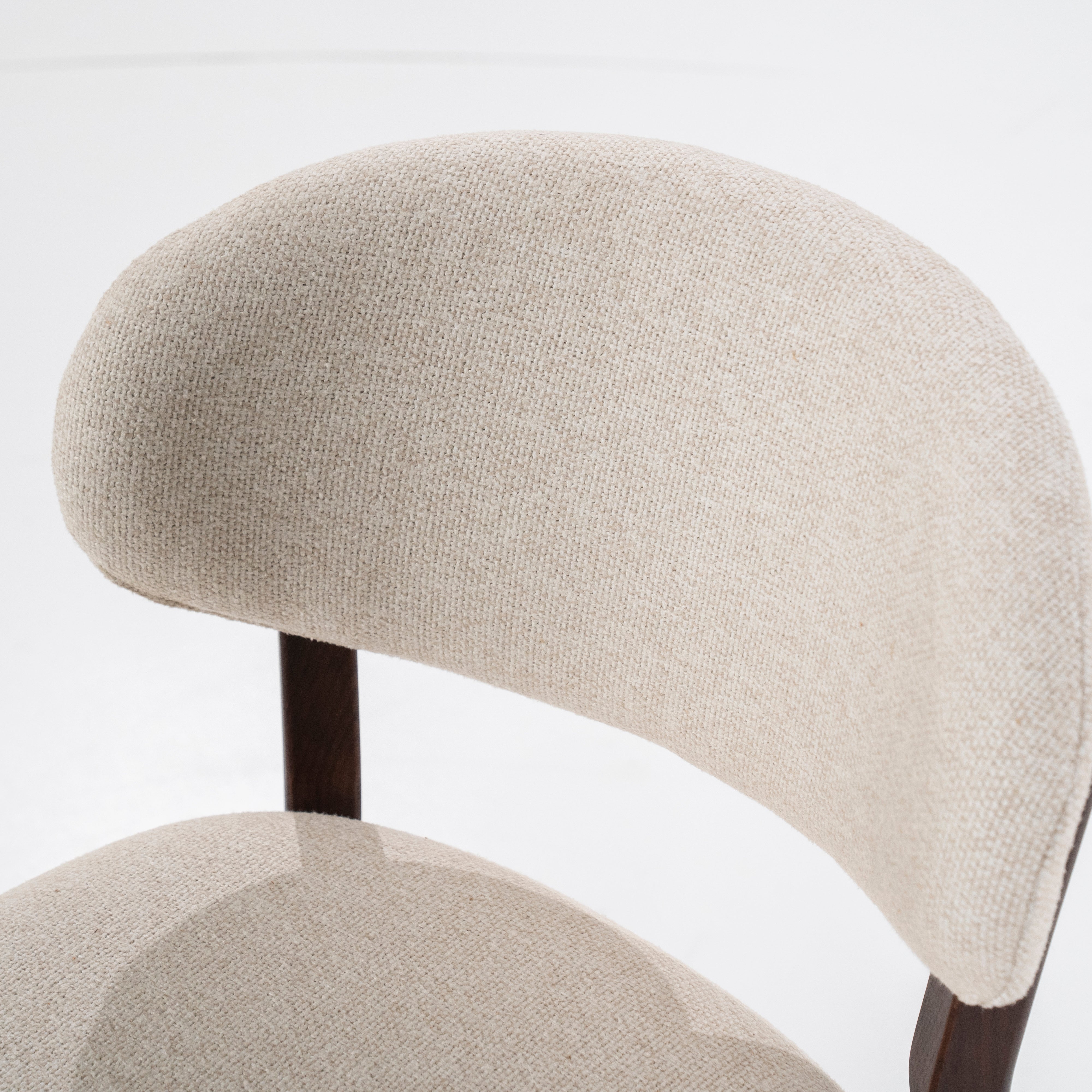 Hoker MIKKY beżowy z ciemną dębową podstawą