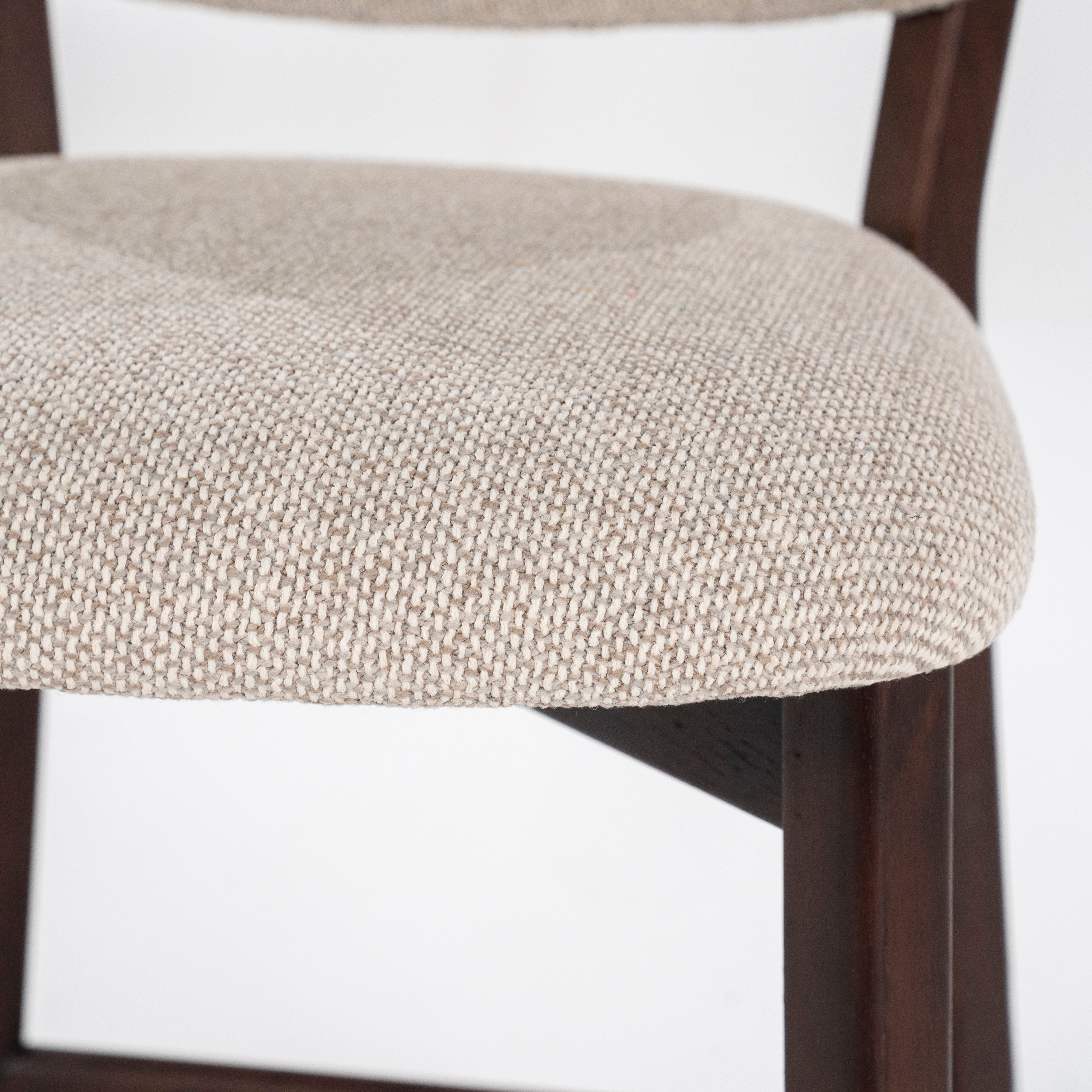 MIKKY taupe stool with a dark oak base