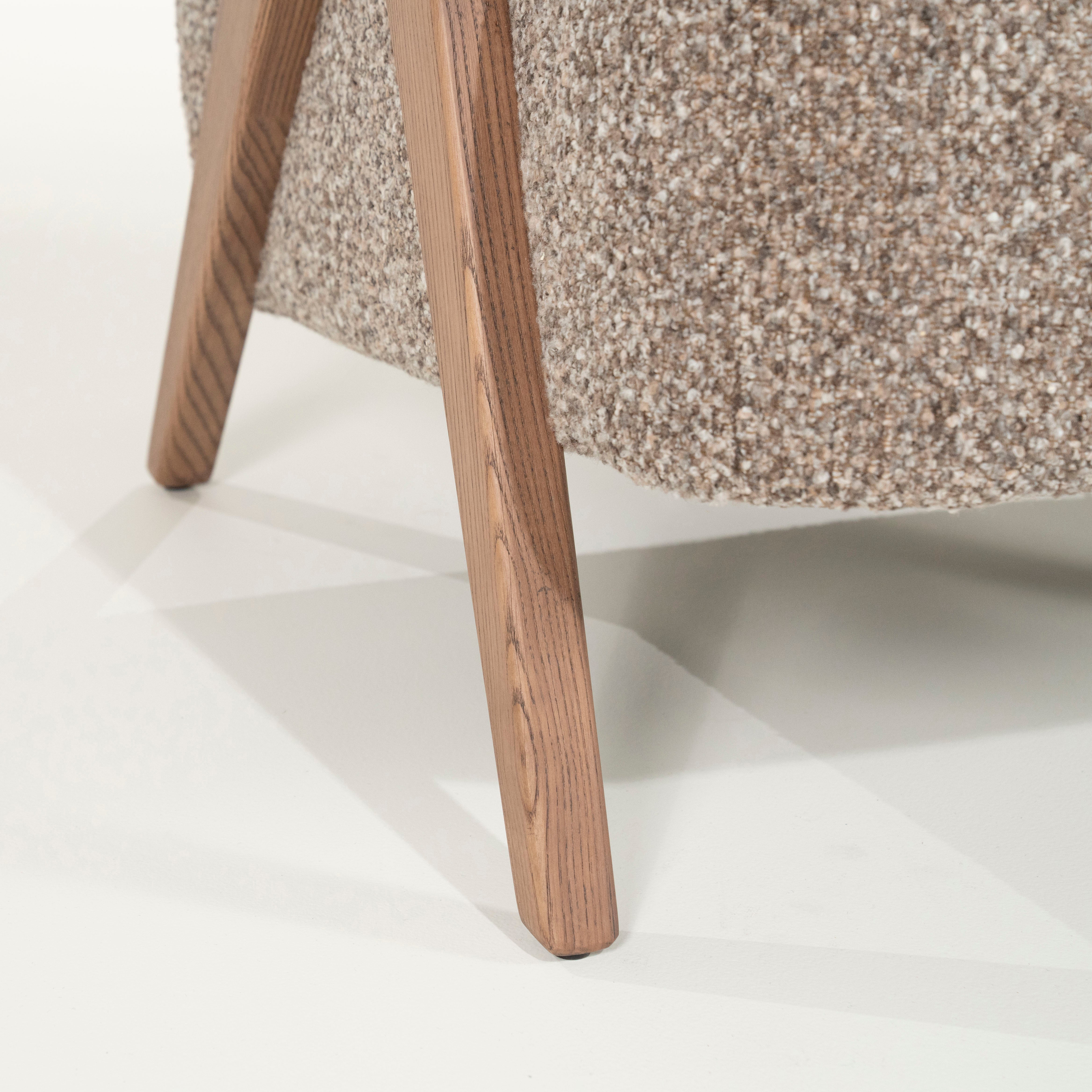 Fotel FRANCIS ciemnobeżowy z drewnianą podstawą