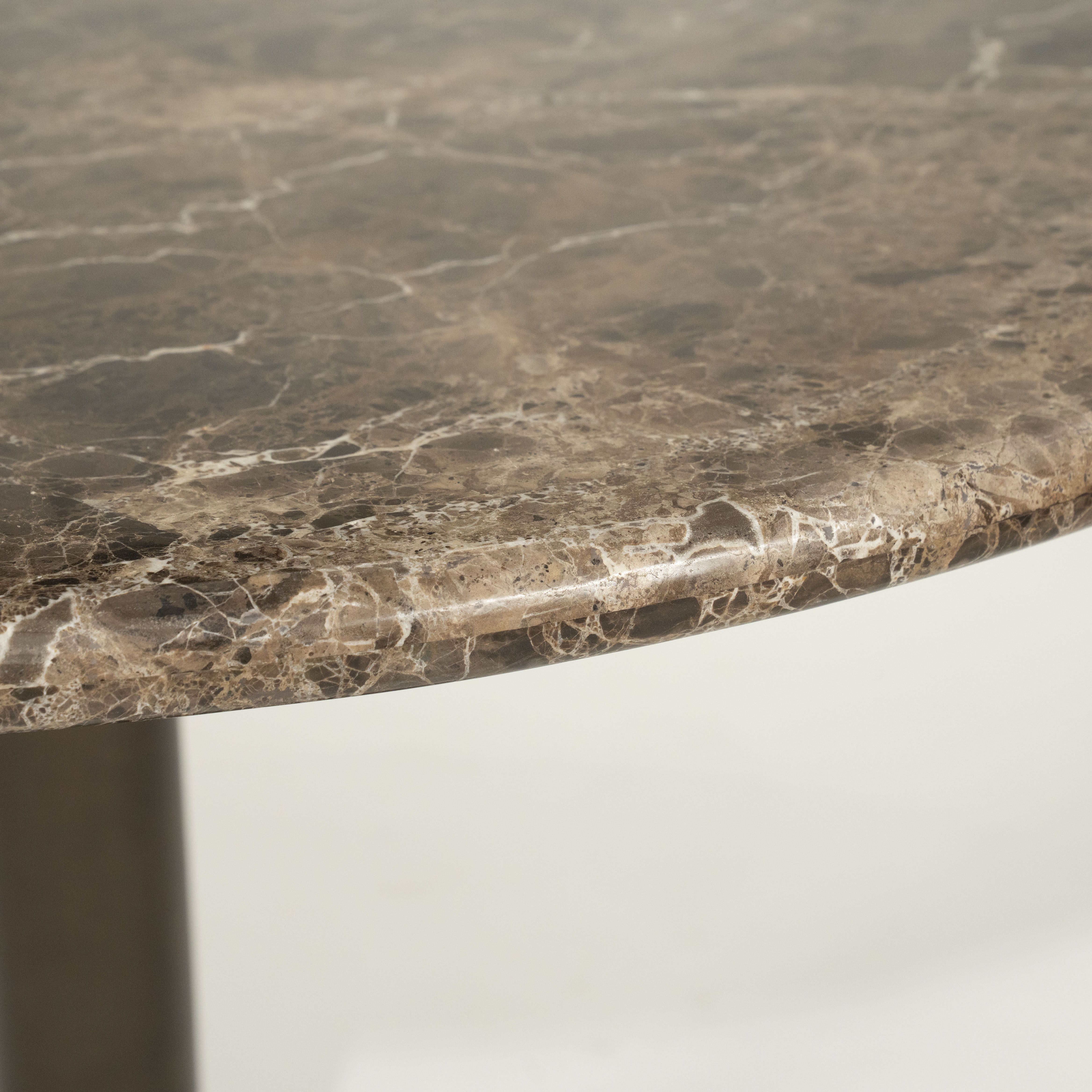 Stół okrągły LUIGI brązowy marmur z metalową podstawą