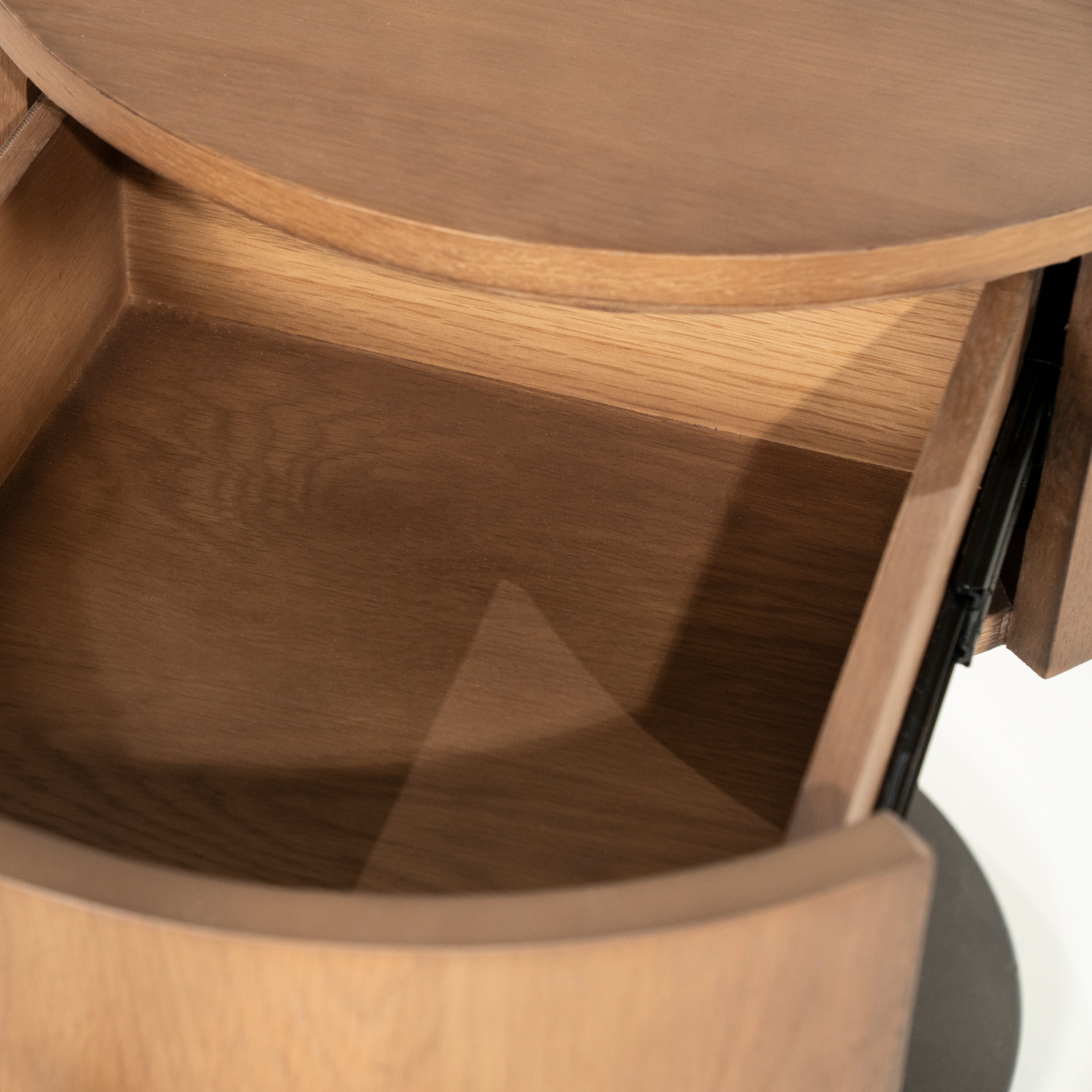 Szafka nocna SKYE ciemne drewno dębowe z metalową podstawą