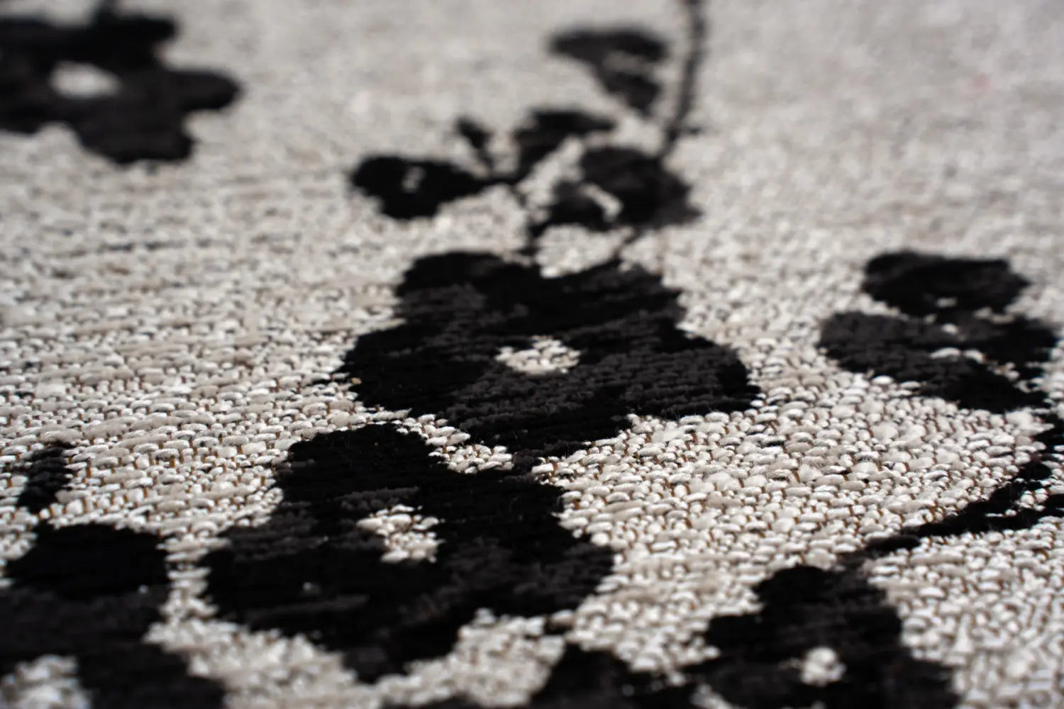 Oval rug SAKURA white with black