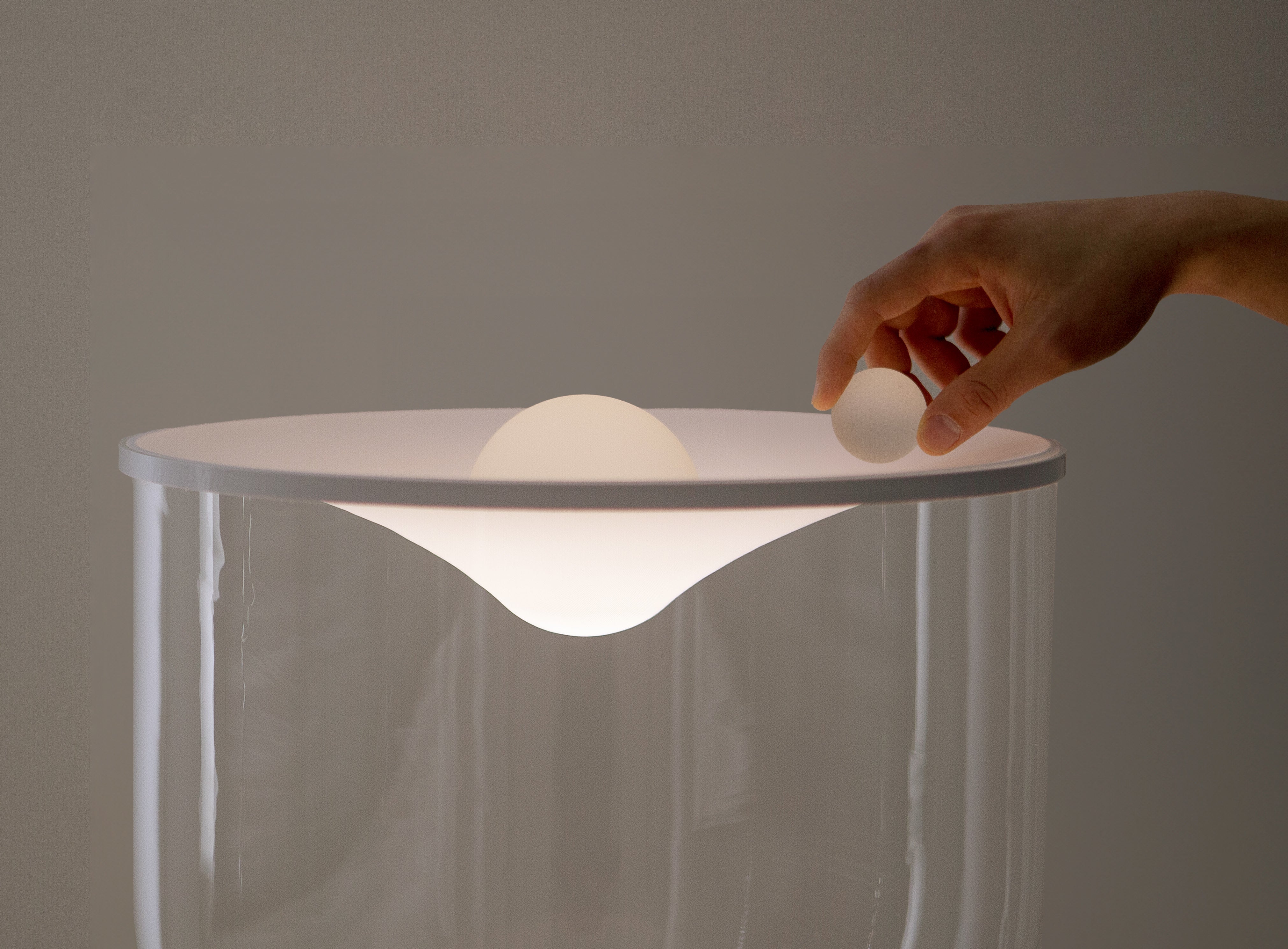 Tischlampe GRAMMOLUCE mit gläsernem Schirm und schwarzem Fuß