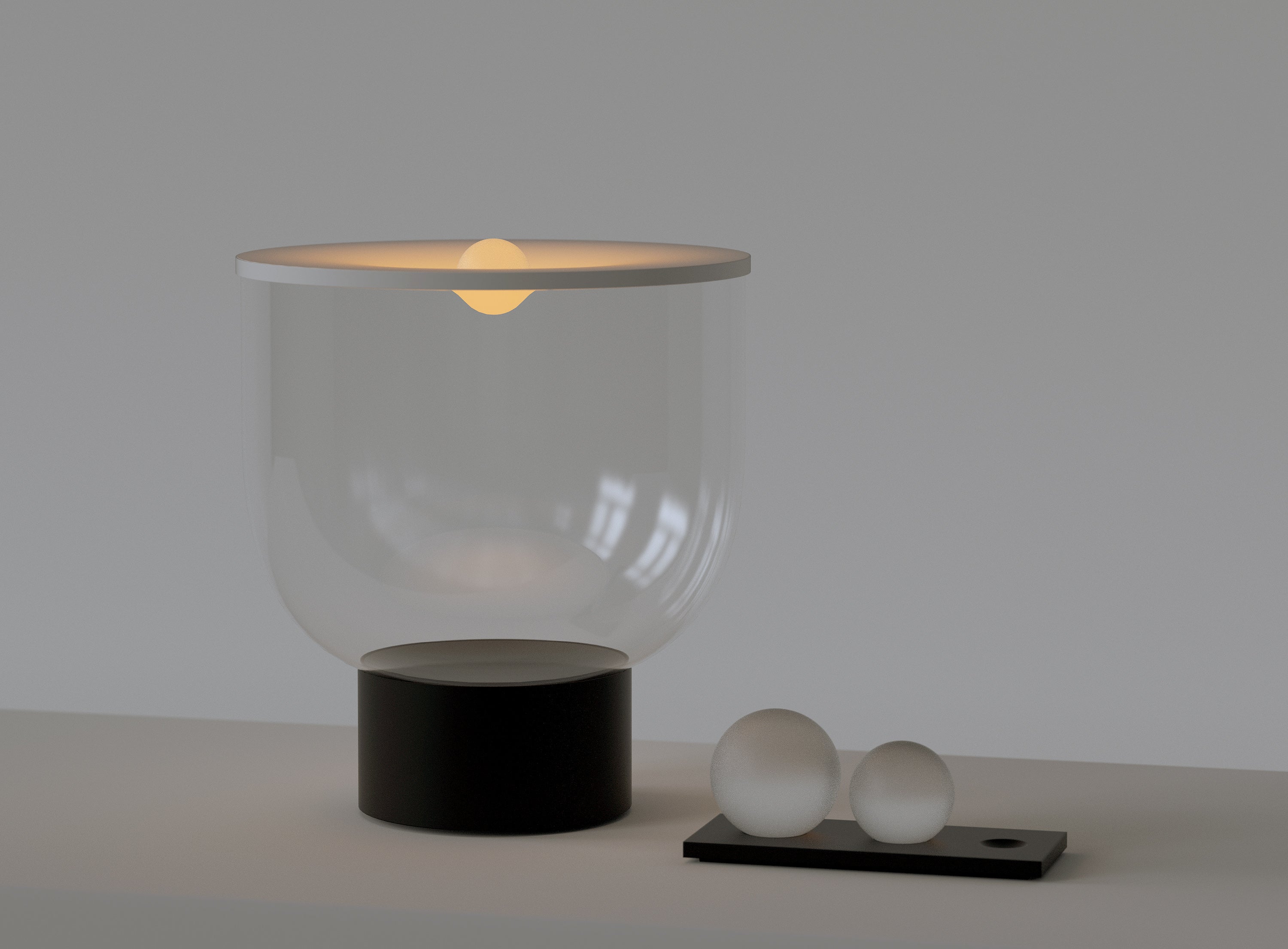 Tischlampe GRAMMOLUCE mit gläsernem Schirm und schwarzem Fuß