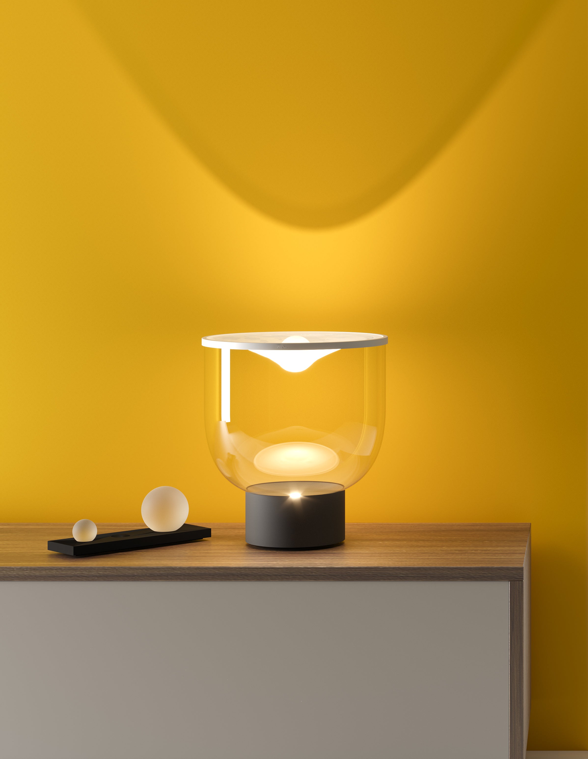 Tischlampe GRAMMOLUCE mit gläsernem Schirm und schwarzem Fuß
