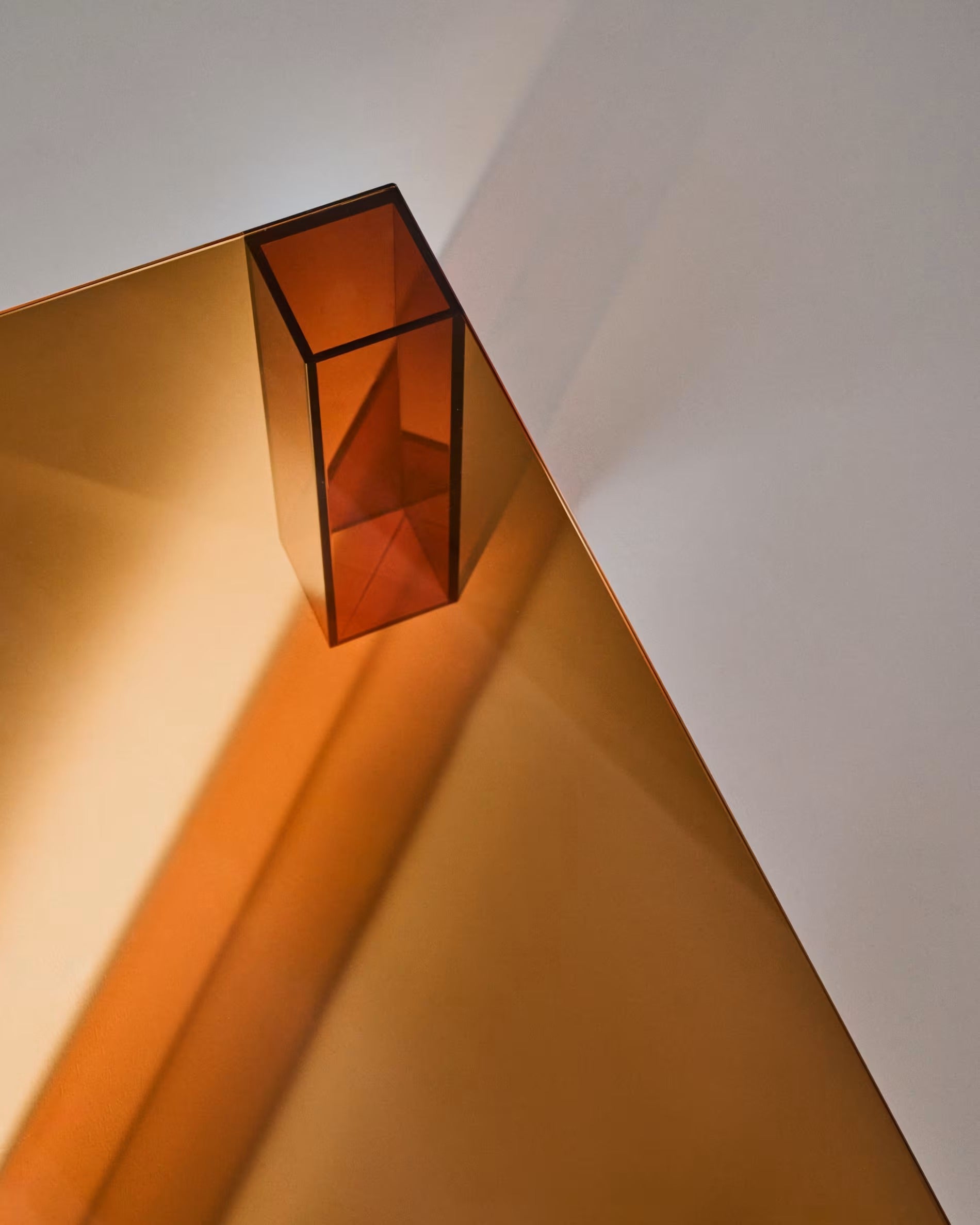 Stolik kawowy kwadratowy ADULARIA brązowe szkło hartowane