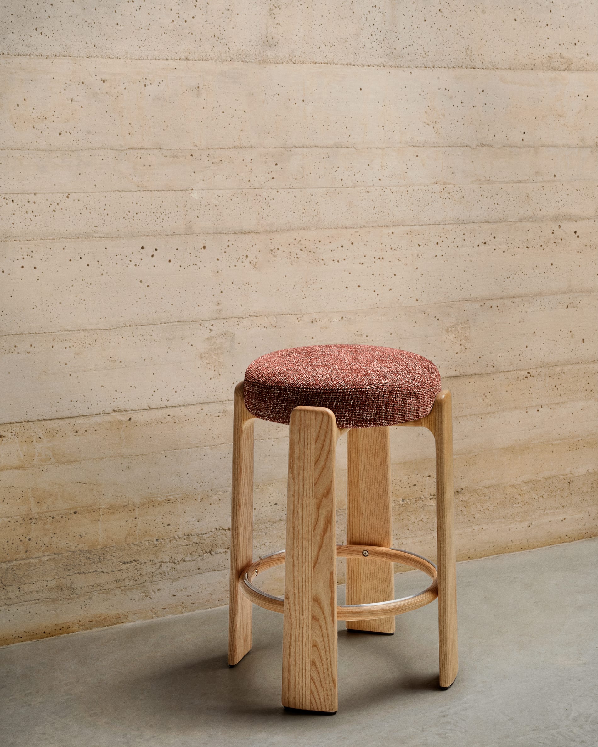 Barhocker GRANITE braun-rot Chenille mit Eschenbasis