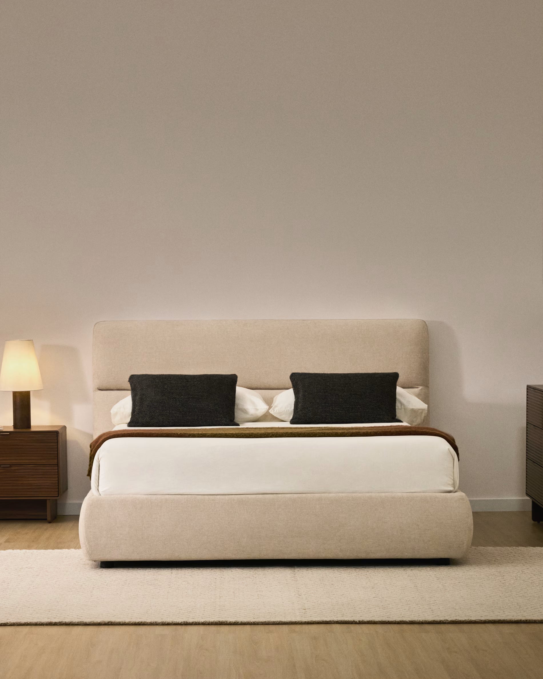 Łóżko z pojemnikiem na pościel DAFRA beżowy szenil