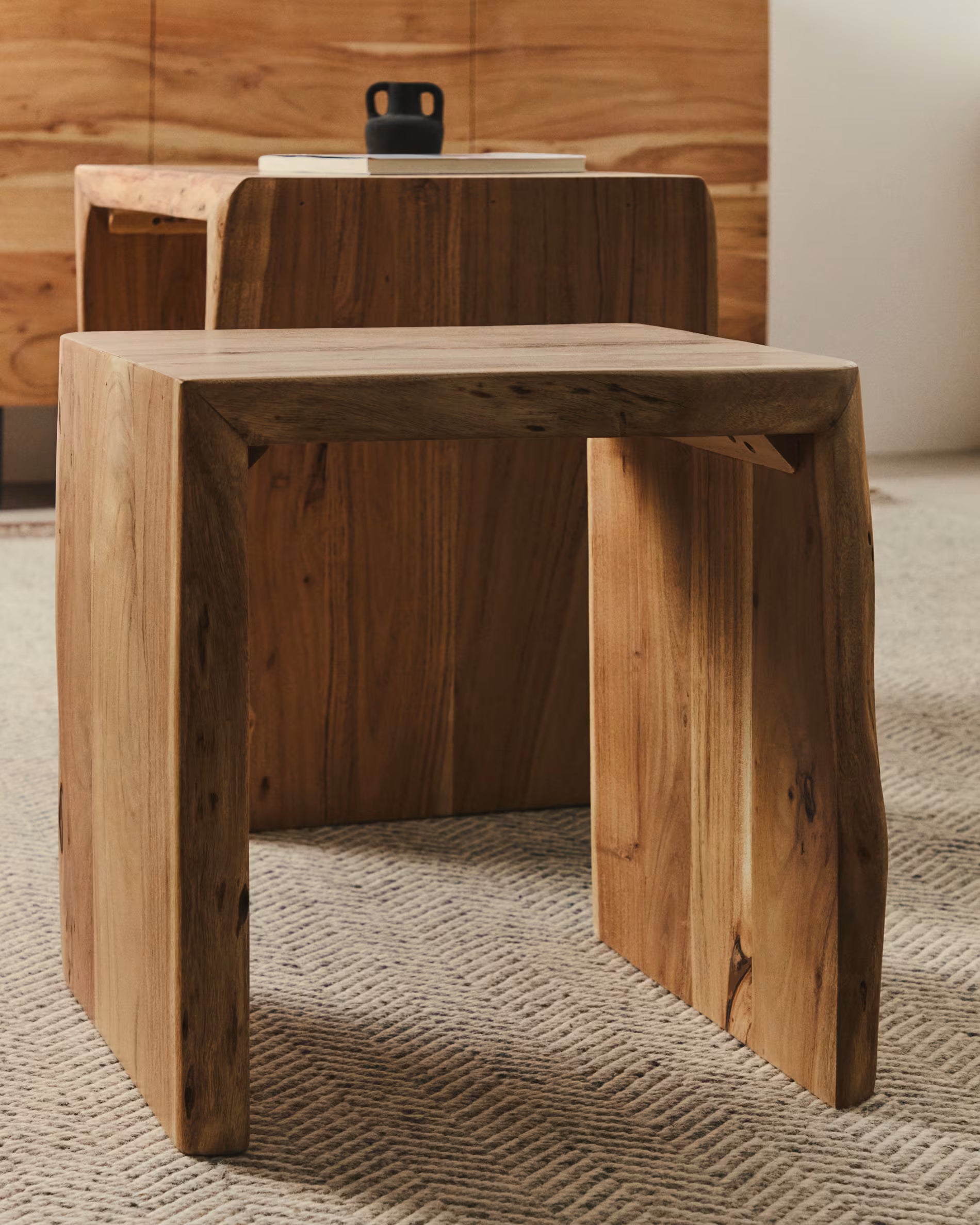Set von Tischen LOMIRI aus massivem Akazienholz