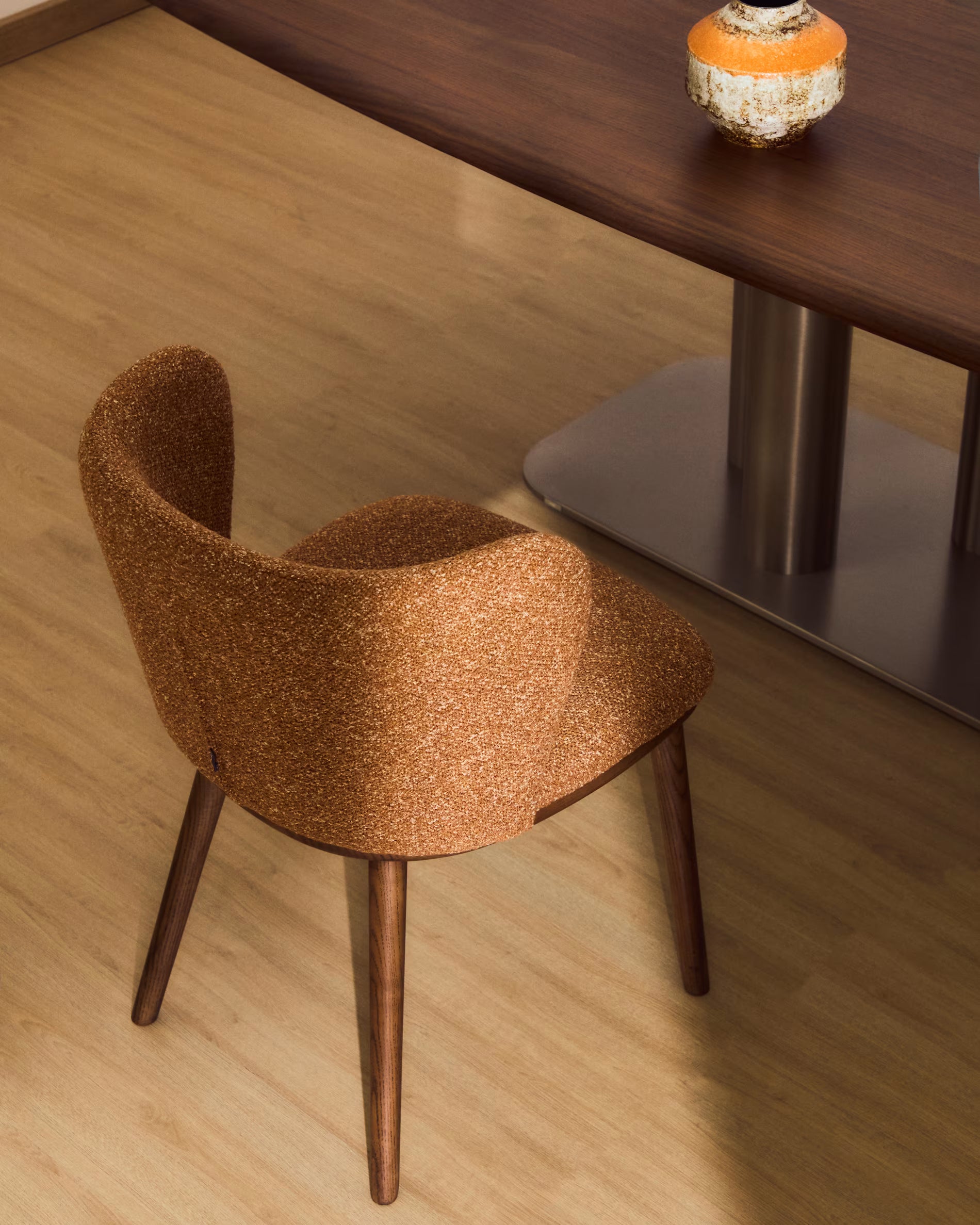 Krzesło CISELIA ceglany szenil z ciemną jesionową podstawą