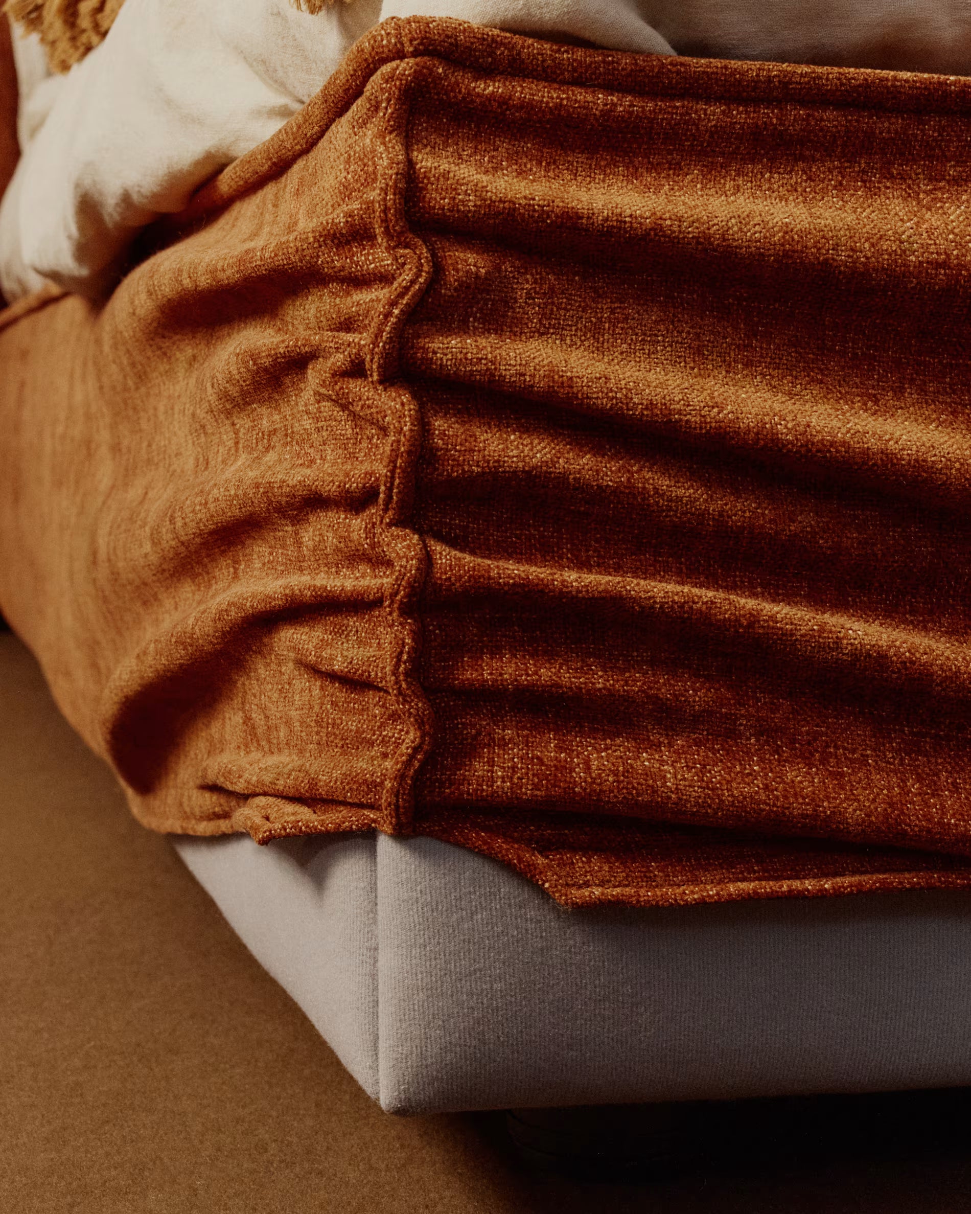 Łóżko z pojemnikiem na pościel ARVIAN ceglany szenil