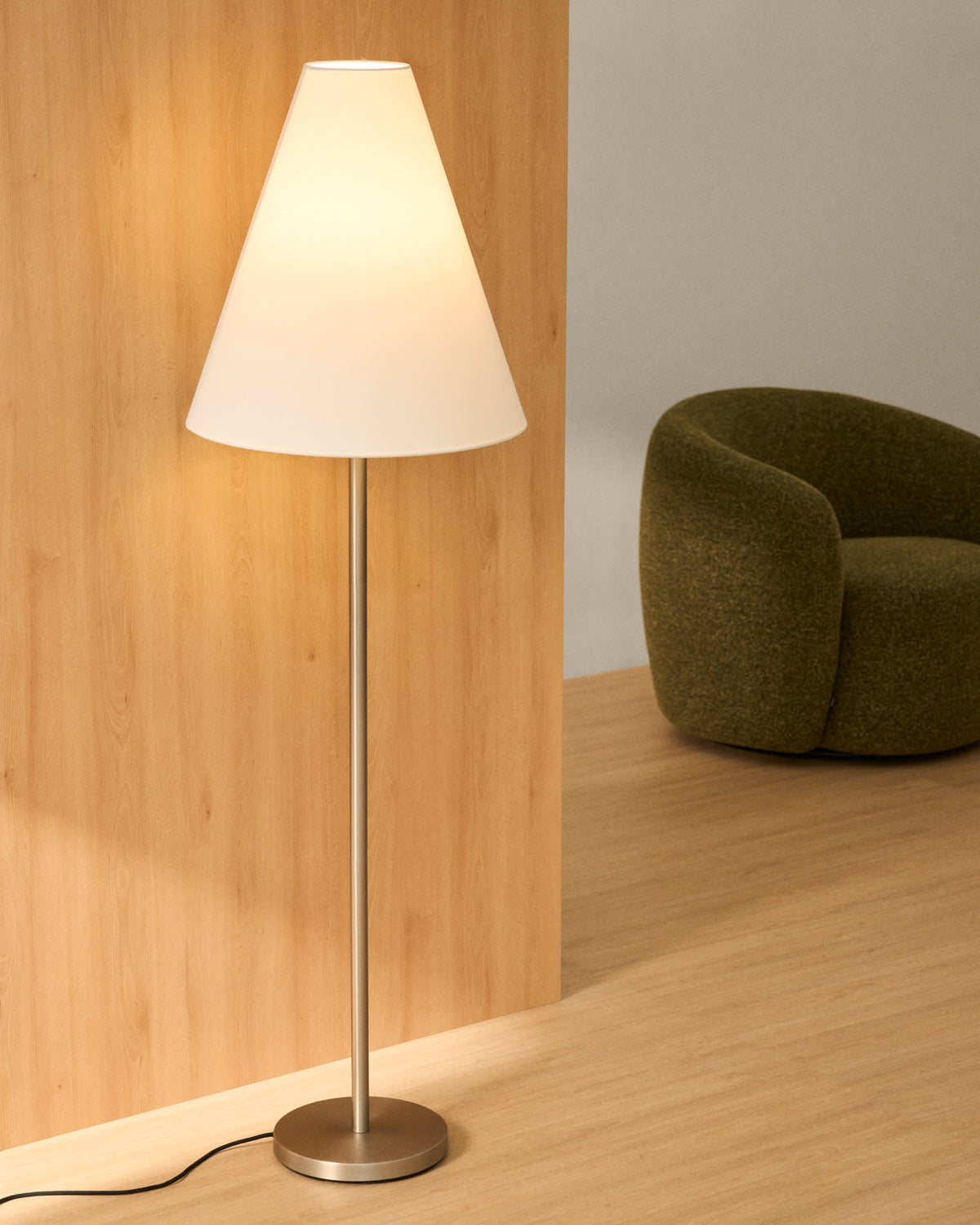 Lampa podłogowa NAVAT srebrny szczotkowany metal z bawełnianym abażurem – ujęcie 2
