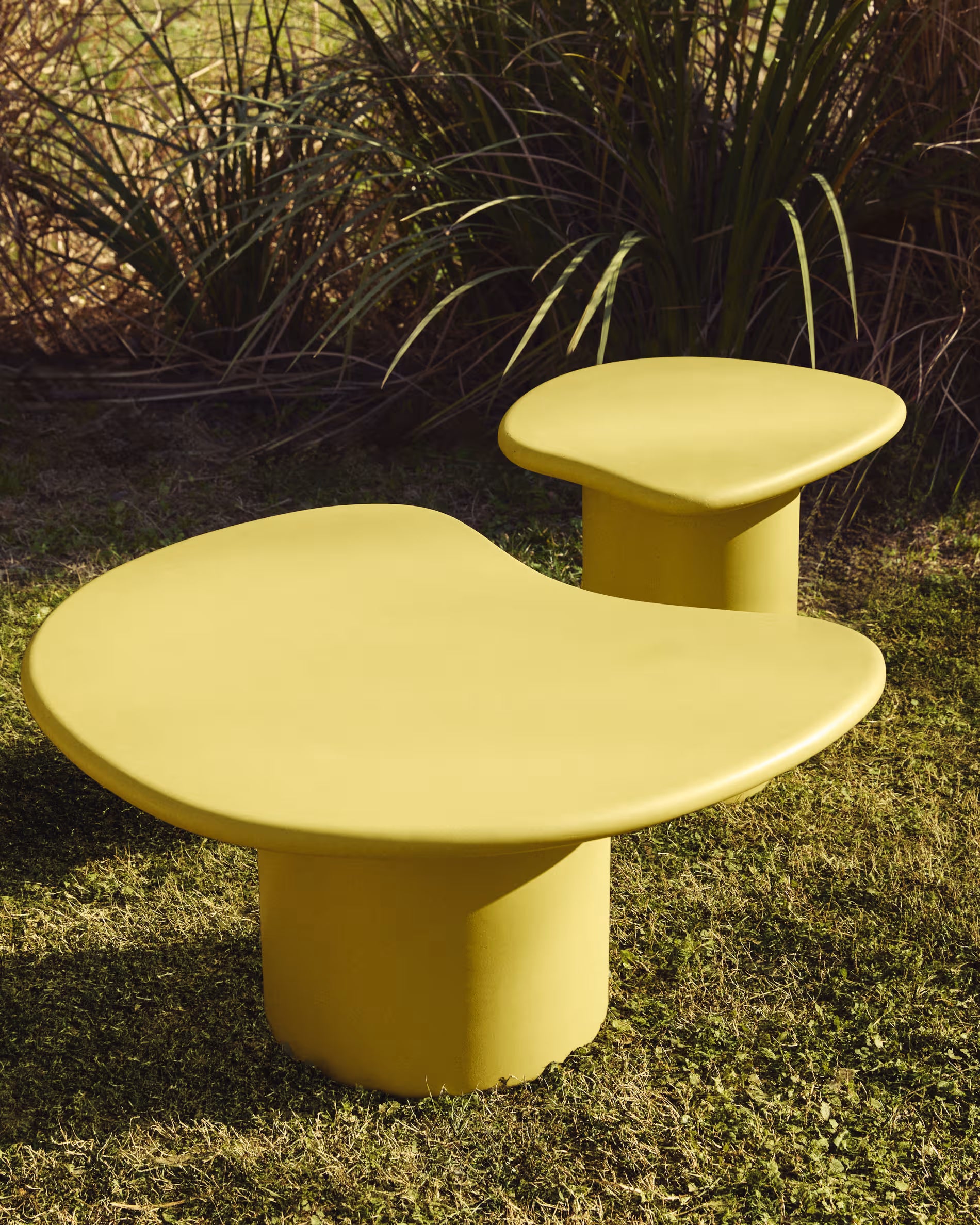 MACARELLA mustard outdoor side table cement