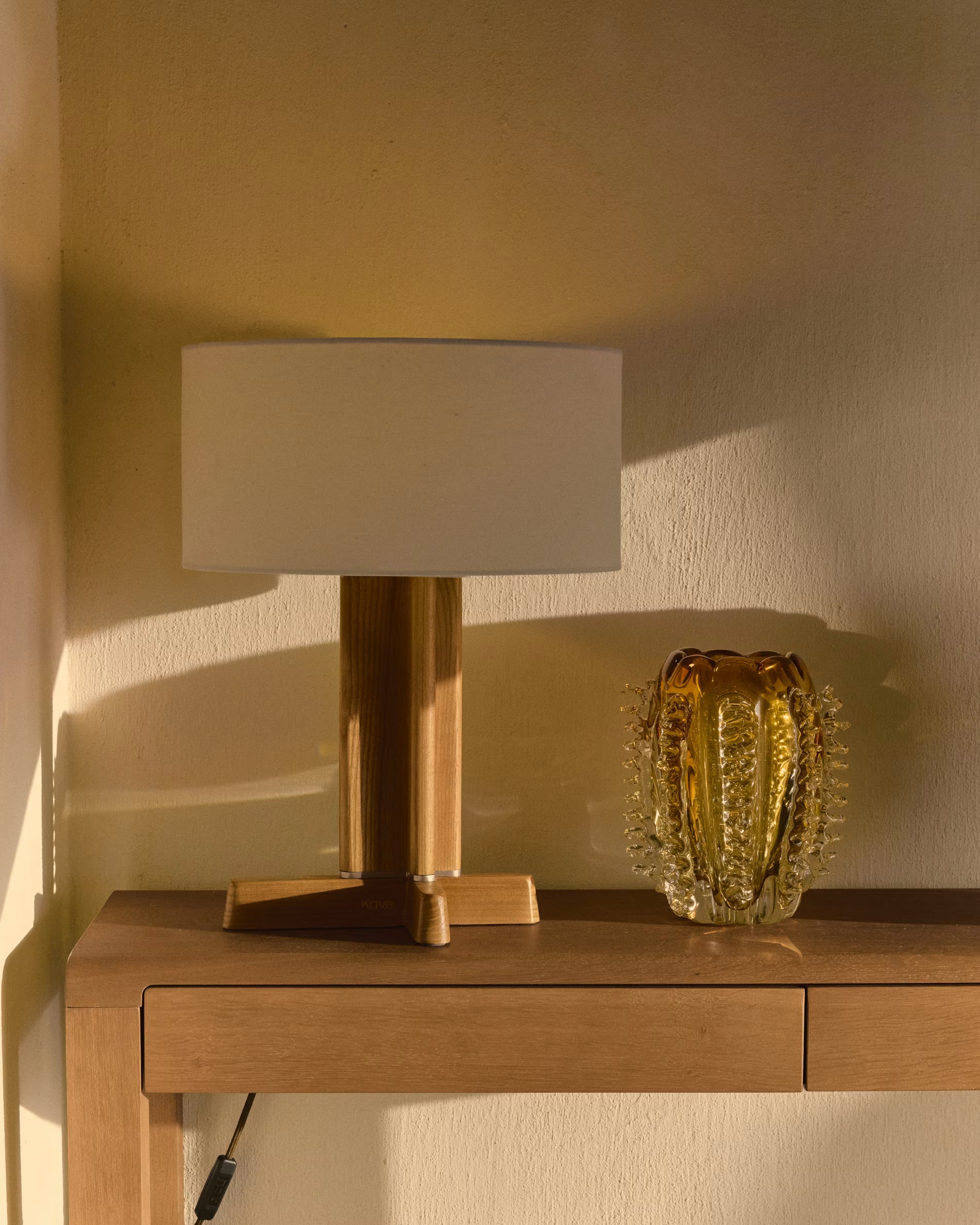 Lampa stołowa NIANI szary z drewnianą podstawą