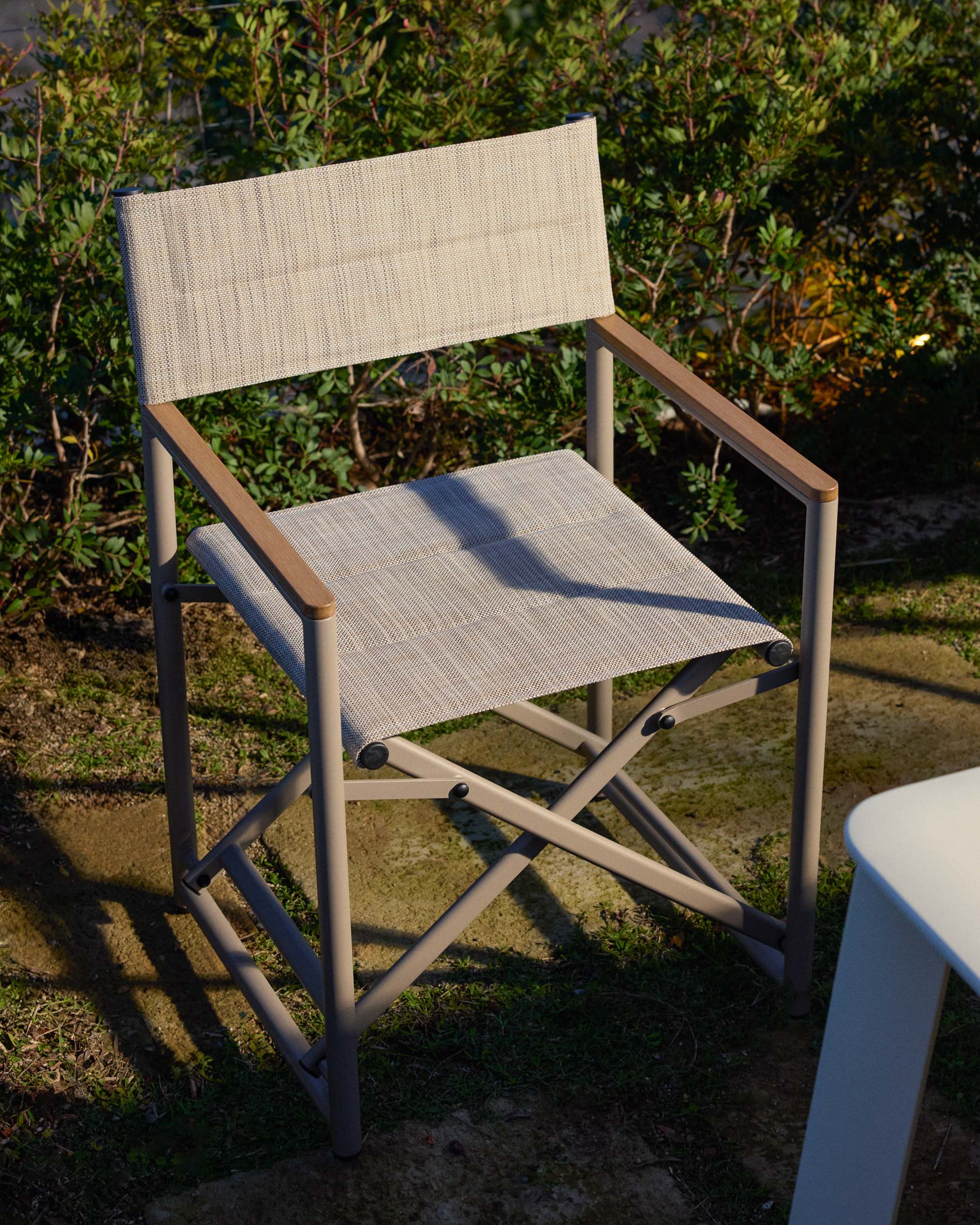 TISNO taupe folding garden chair