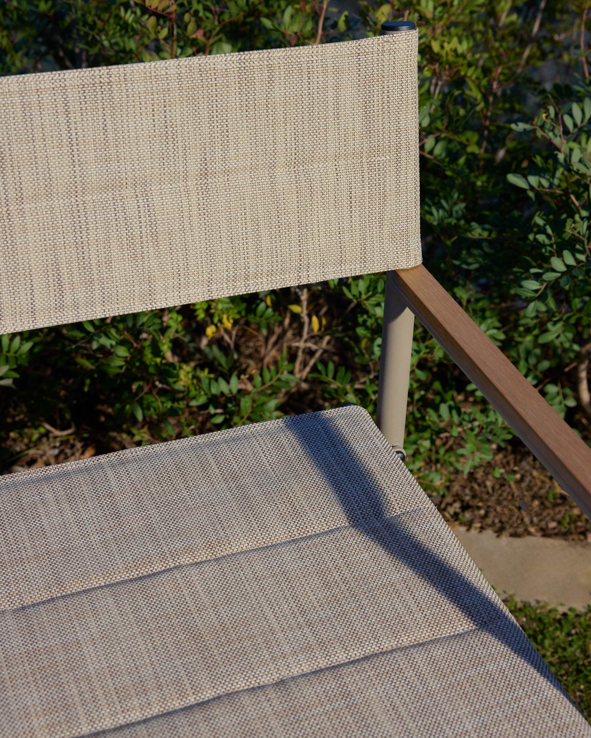 TISNO taupe folding garden chair