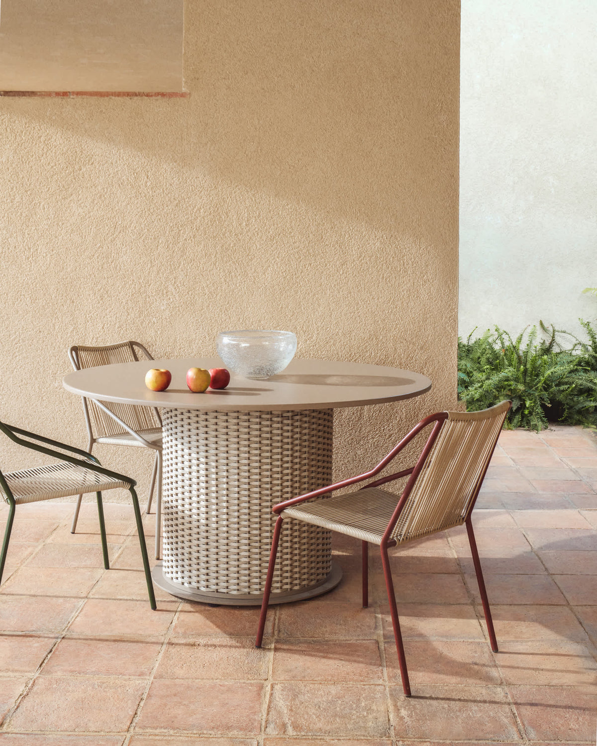 Stół ogrodowy okrągły SEDALIS taupe aluminium z liną – ujęcie 2