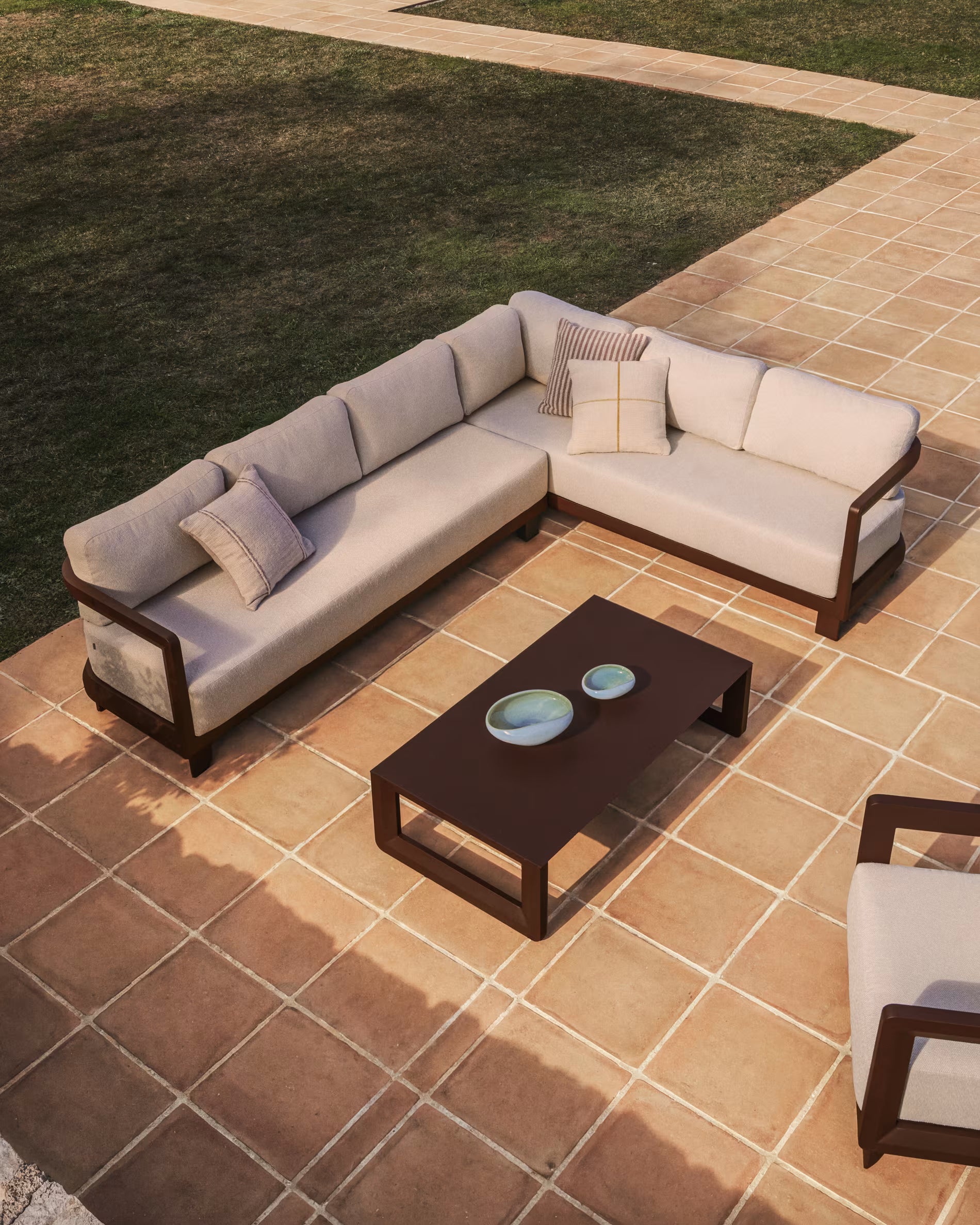 Gartenbank 3-sitzig NERANO hellbeige mit braunem Gestell