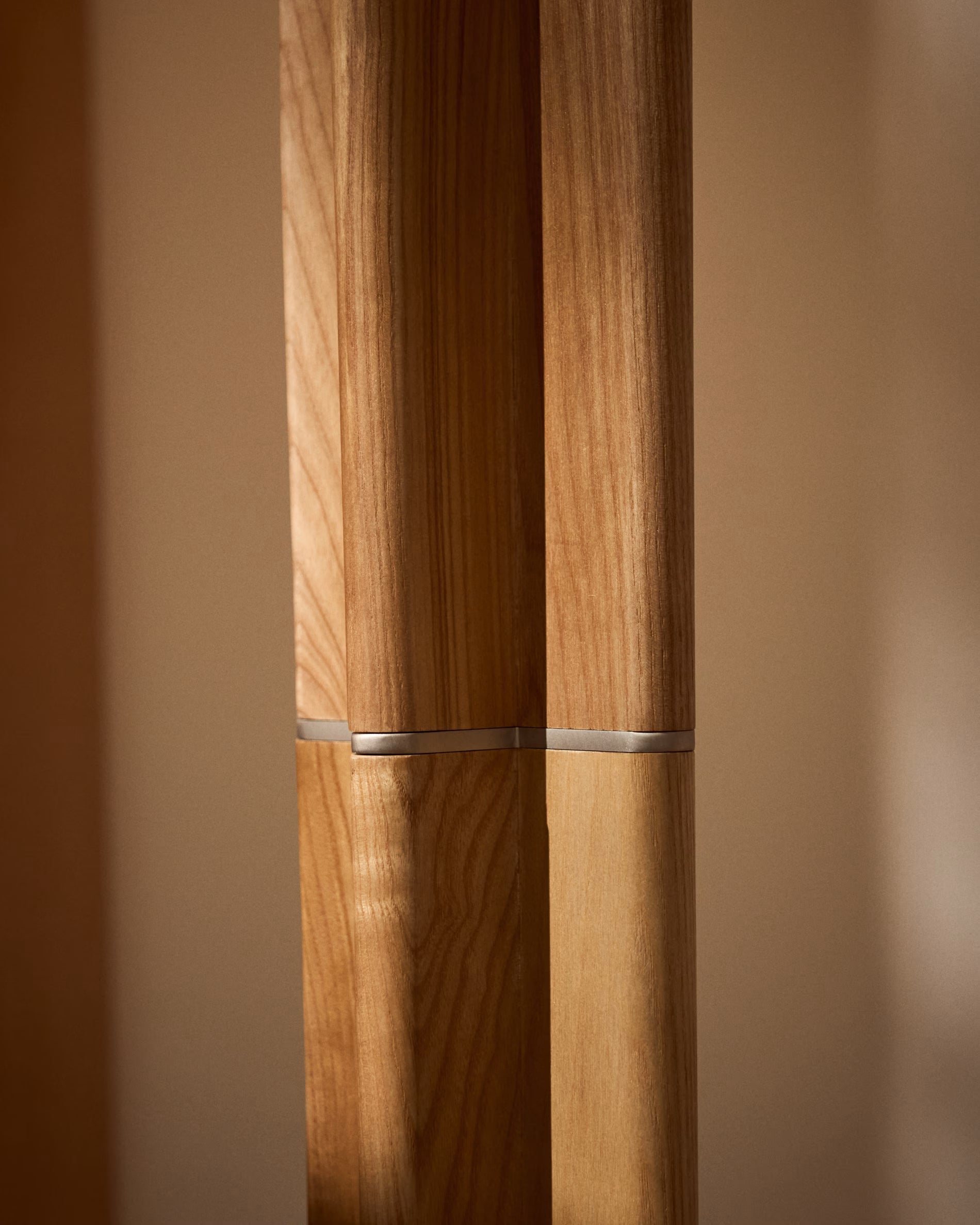 Stehlampe NIANI grau mit Holzfuß