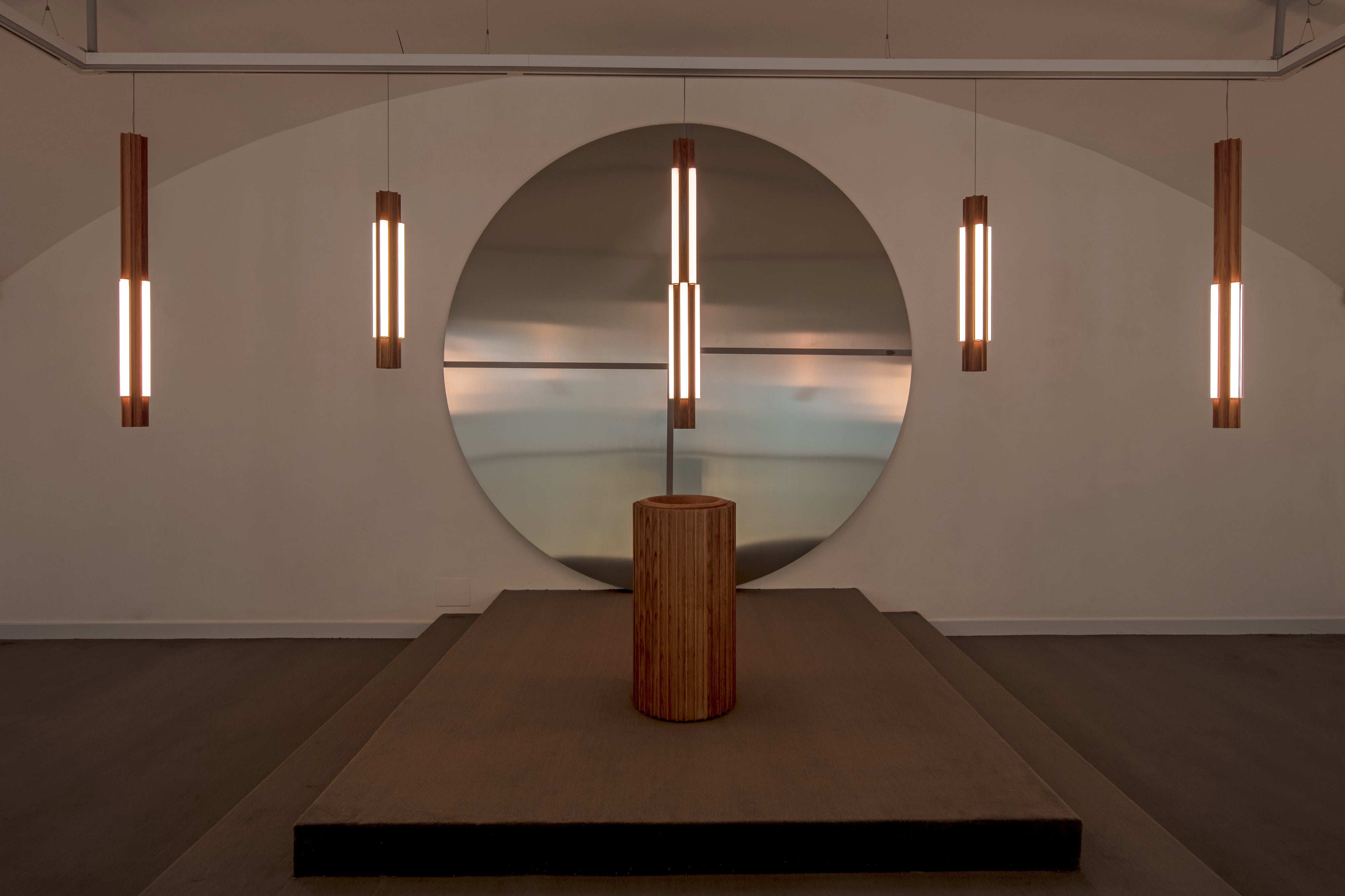 Lampa wisząca ALTAR TALL drewno dębowe z mosiężnym wykończeniem