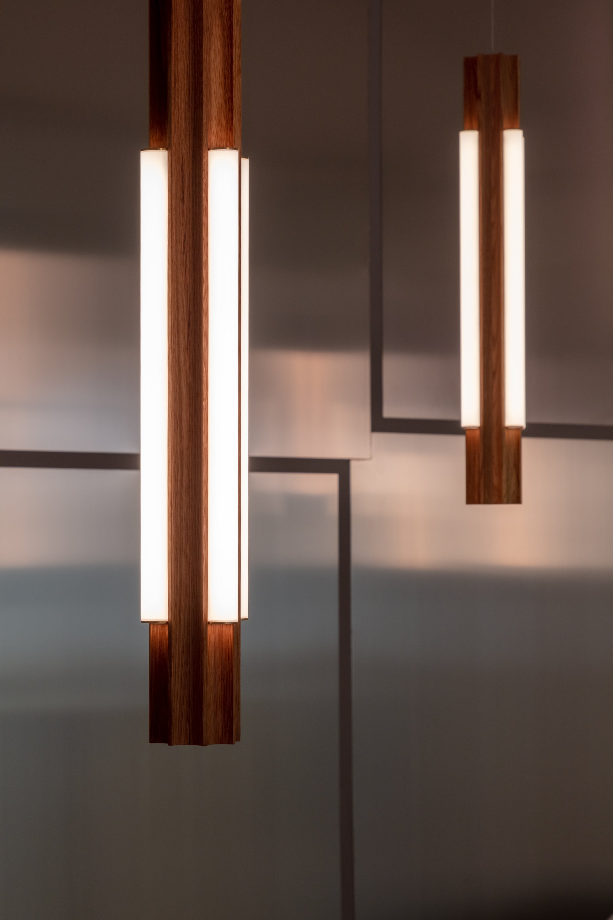 Lampa wisząca ALTAR TALL drewno dębowe z mosiężnym wykończeniem