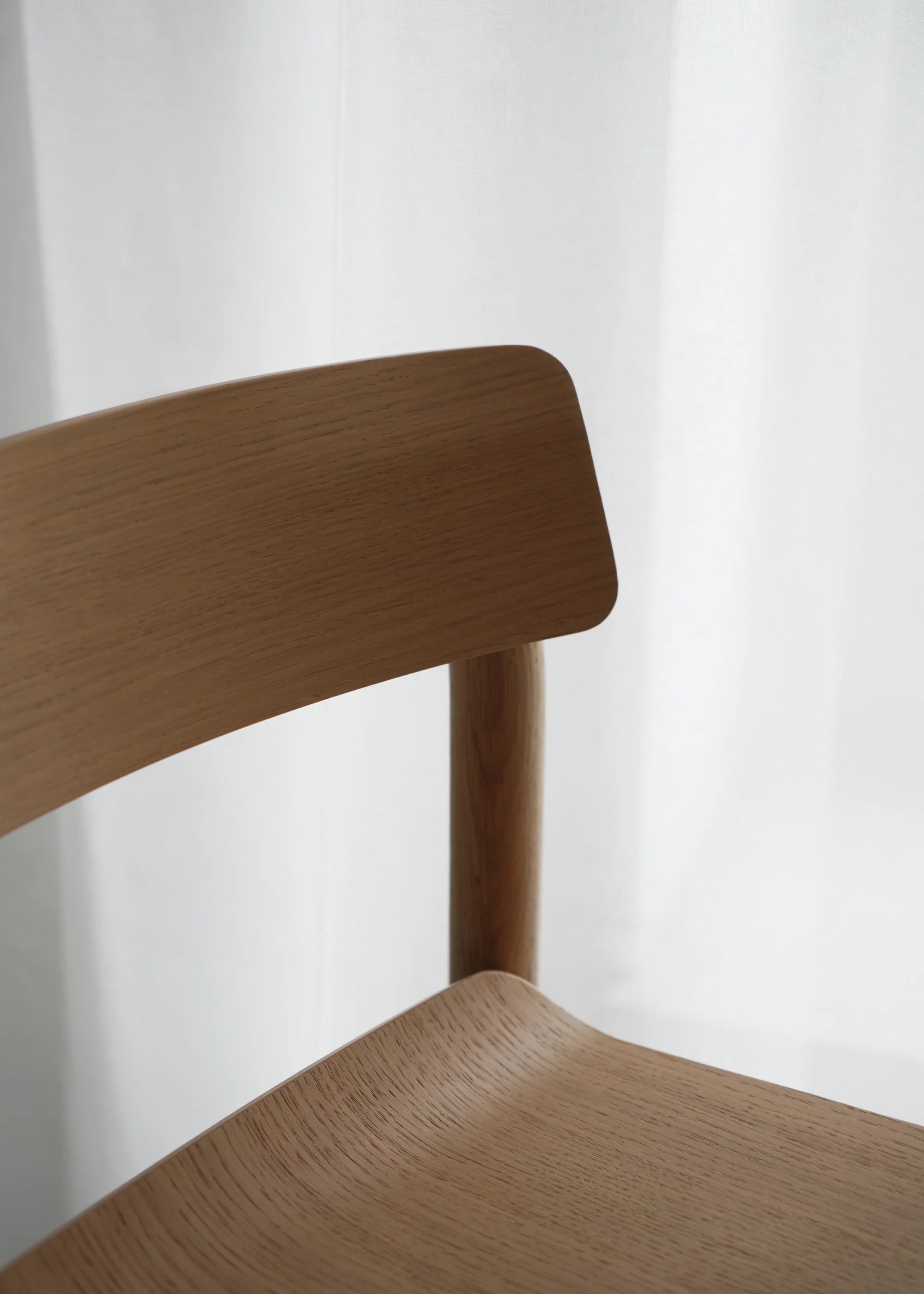 Hocker ARCHE aus Eichenholz
