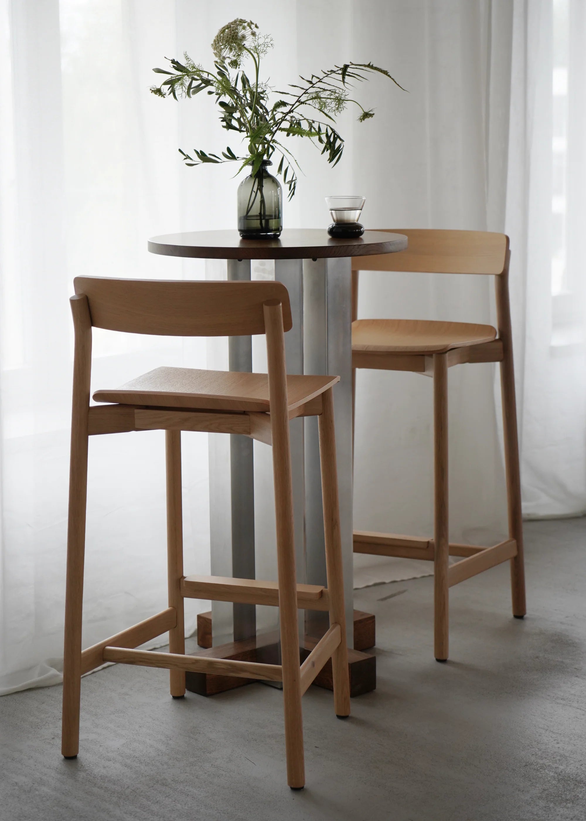 Hocker ARCHE aus Eichenholz
