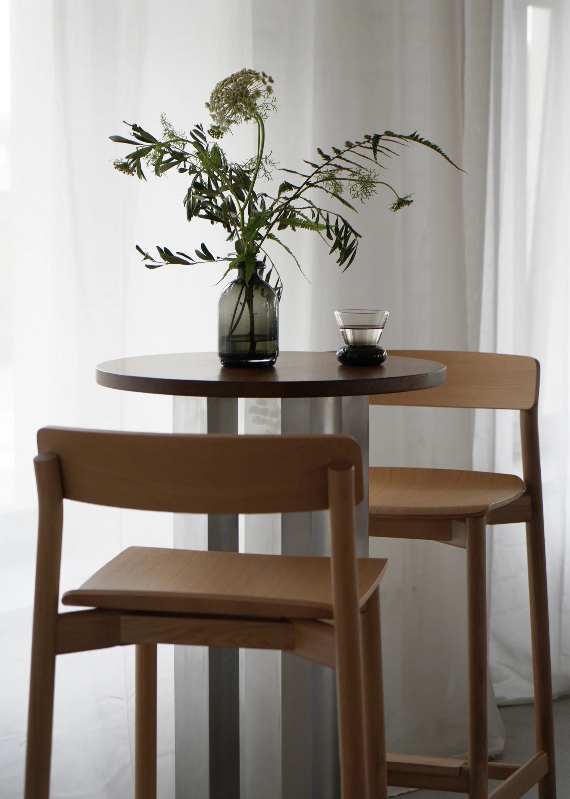Hocker ARCHE aus Eichenholz