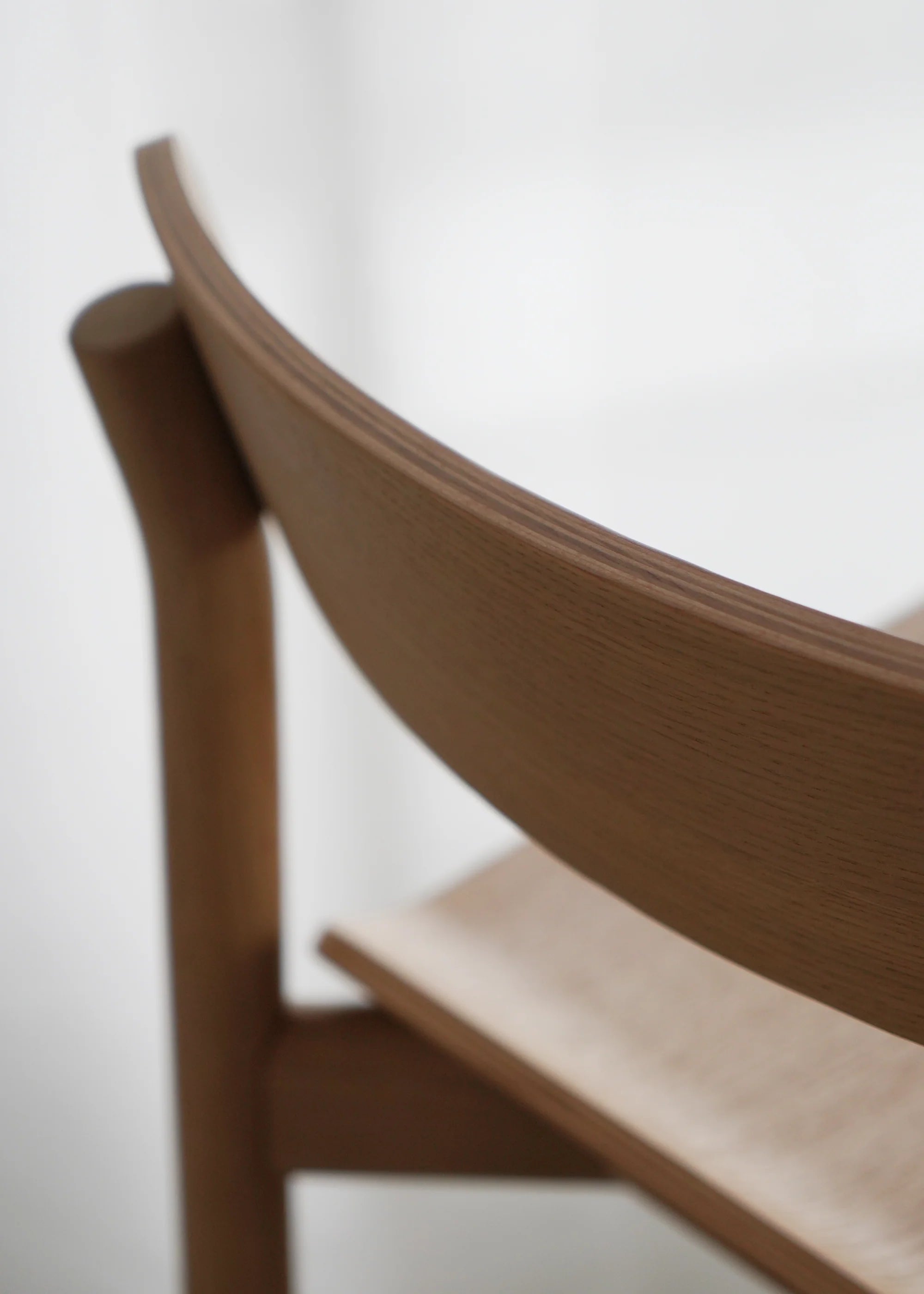 Hocker ARCHE aus Eichenholz
