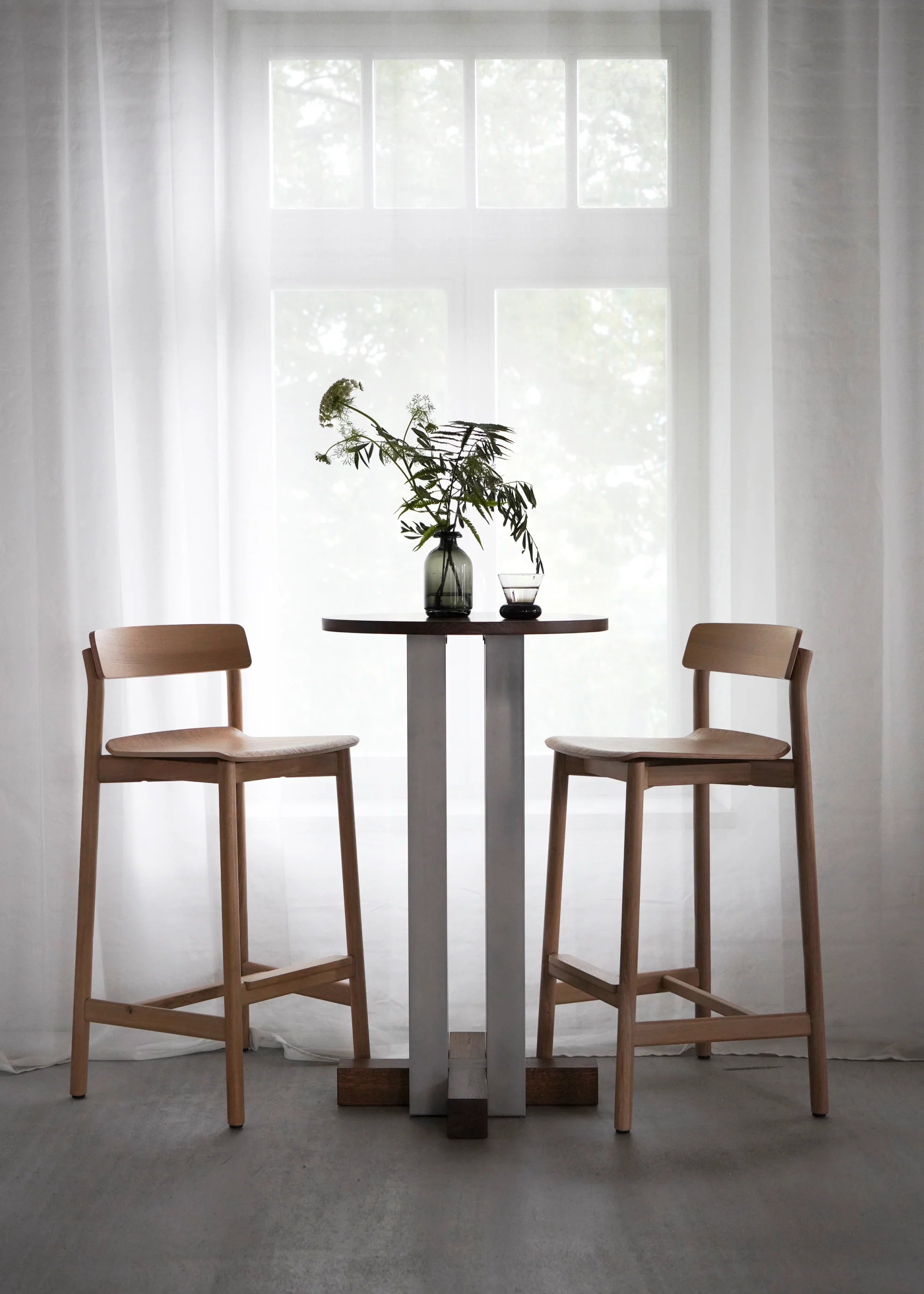 Hocker ARCHE aus Eichenholz