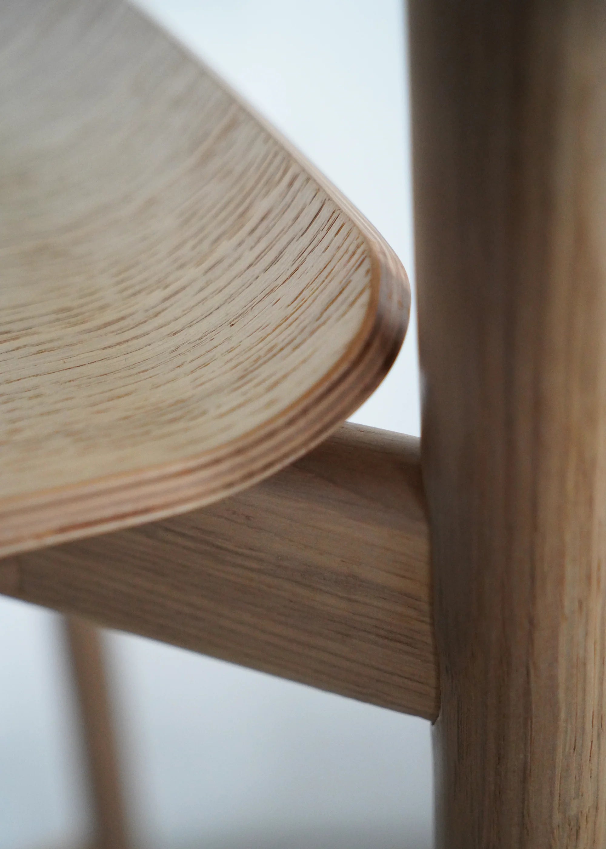 Hocker ARCHE aus Eichenholz