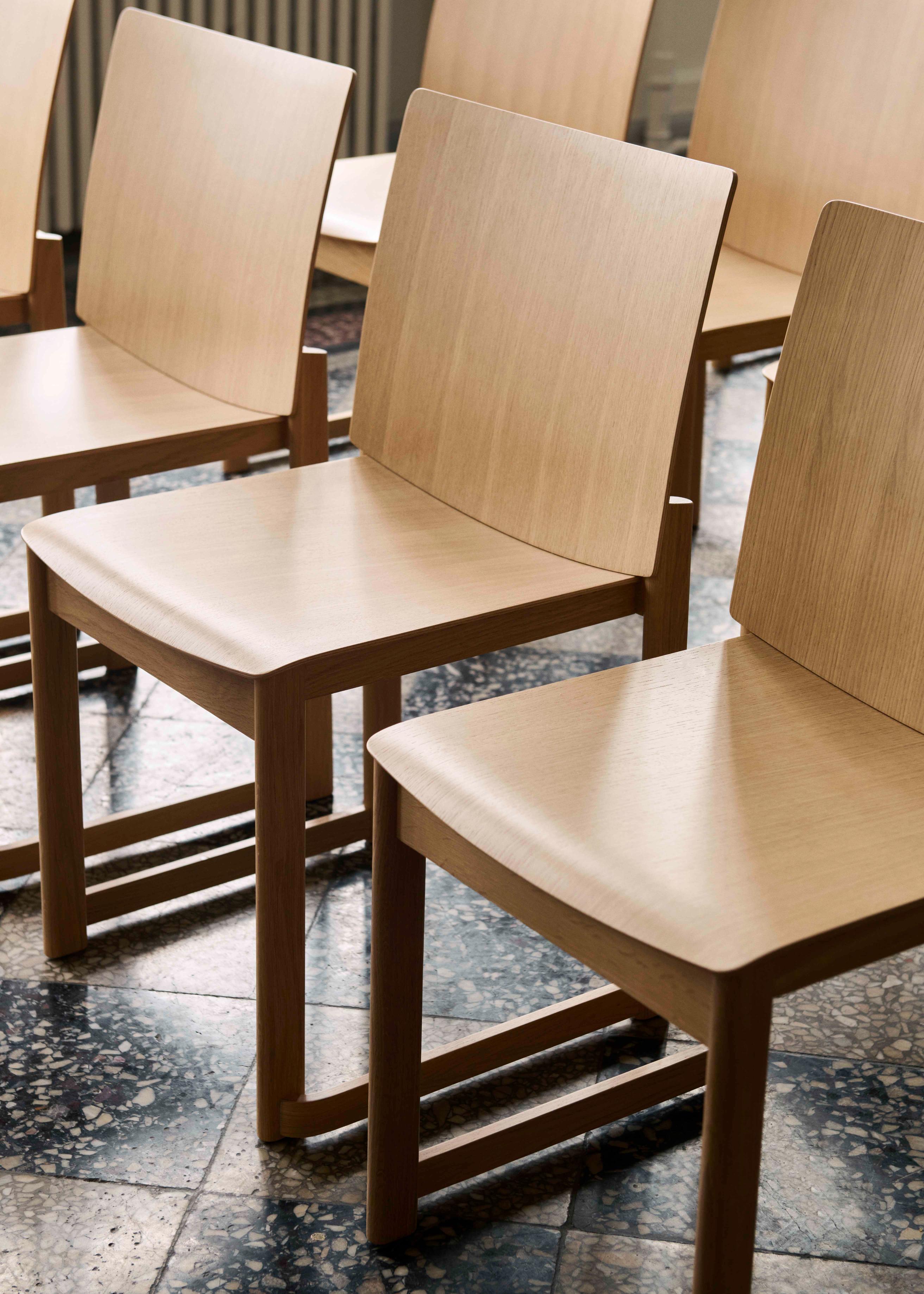 Krzesło ALLWOOD AV35 lakierowany dąb
