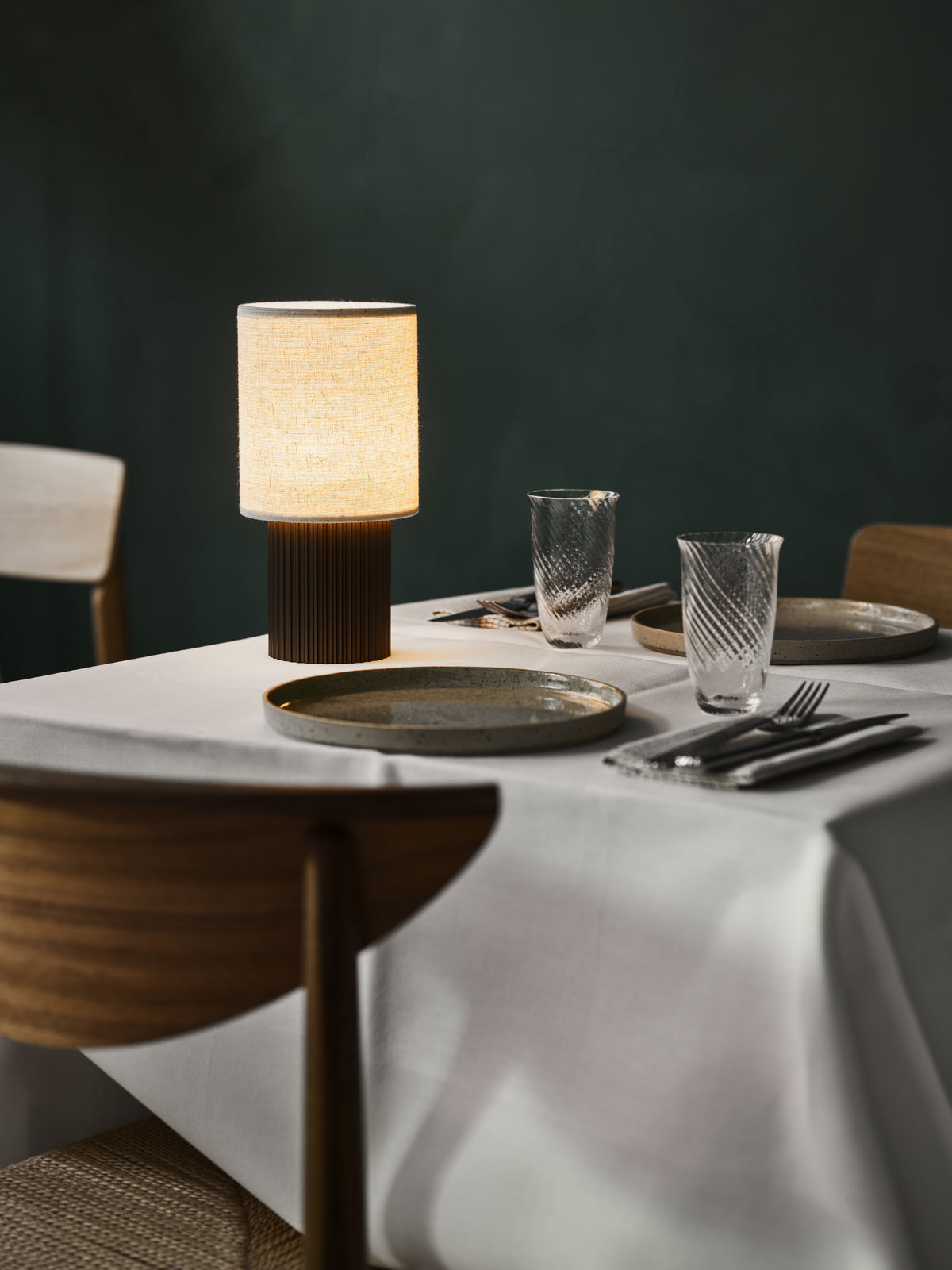 Lampa przenośna MANHATTAN materiałowy klosz z brązową podstawą