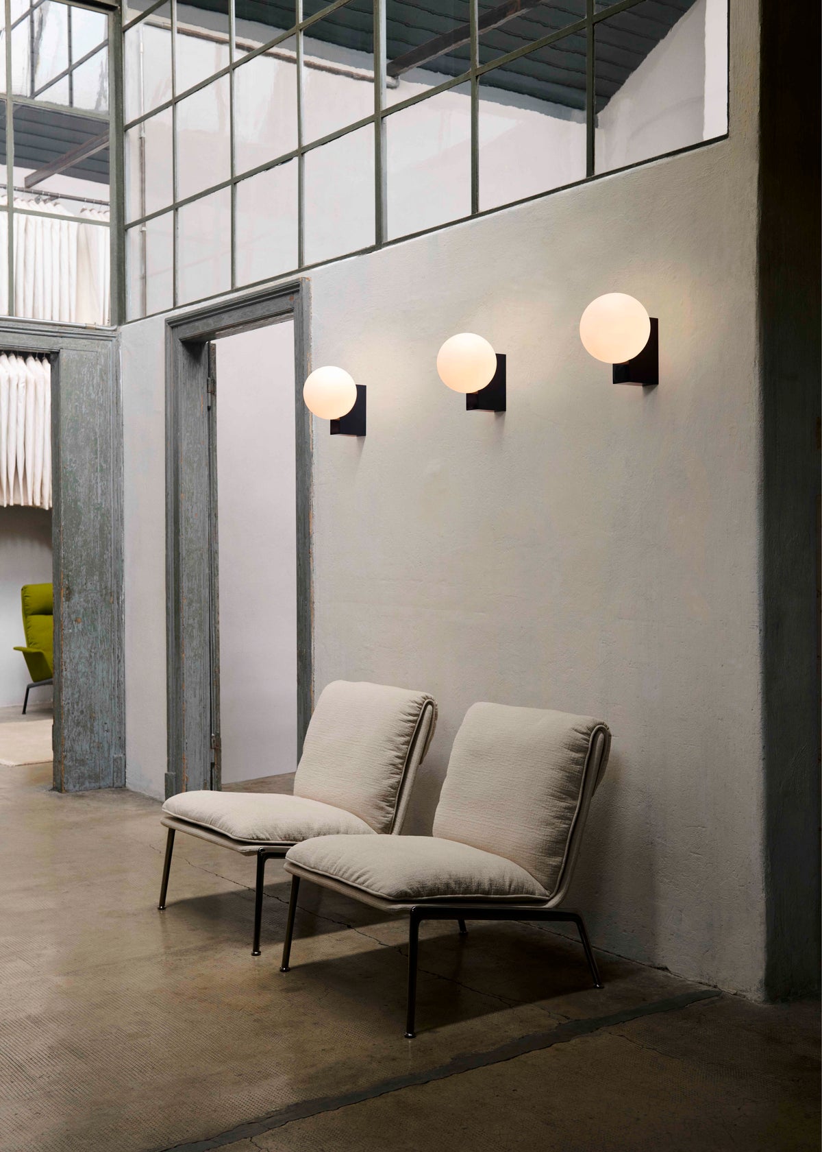 Fotel MUNO LN17 tapicerowany z ciemną aluminiową podstawą