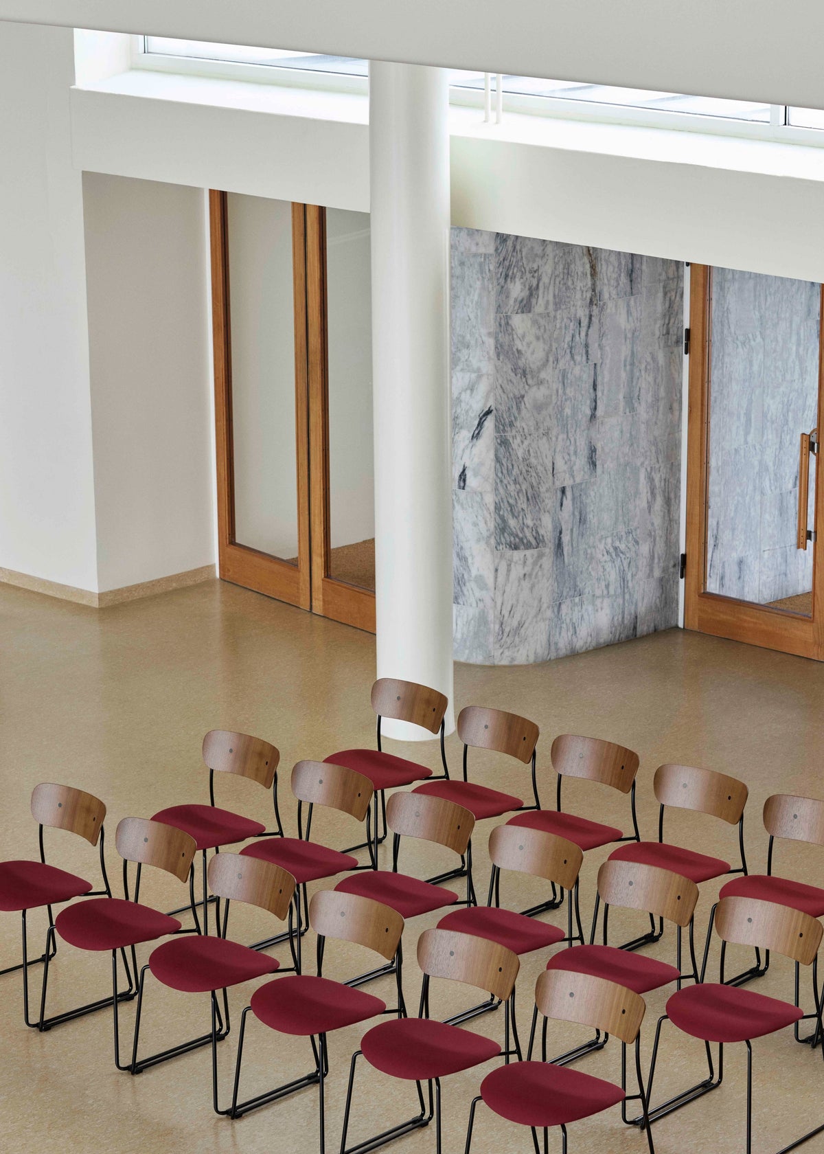 Fotel z podłokietnikami PAVILION AV5 lakierowany dąb z czarną podstawą