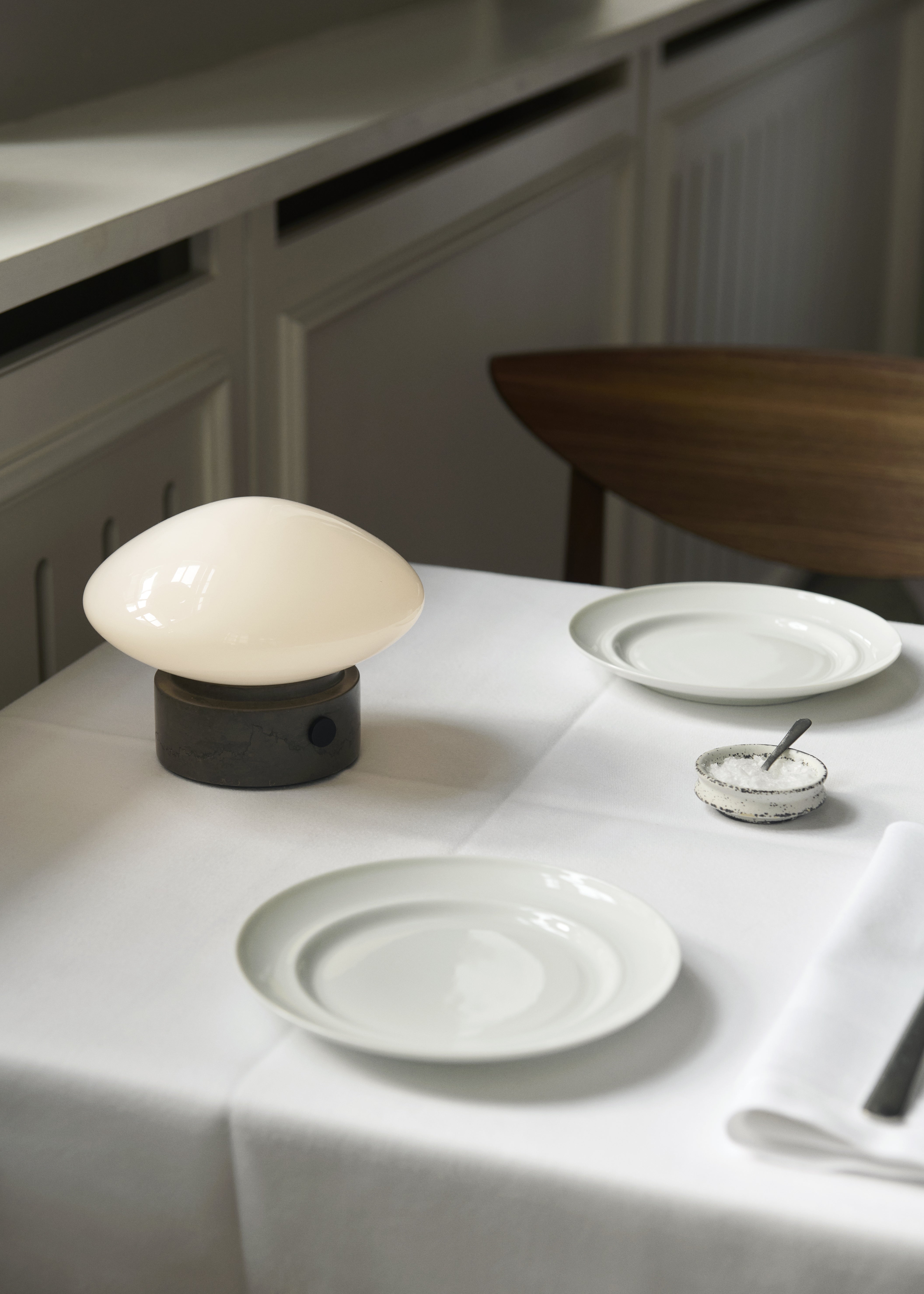 Lampa przenośna MIST AP21 szklany klosz z szarą marmurową podstawą