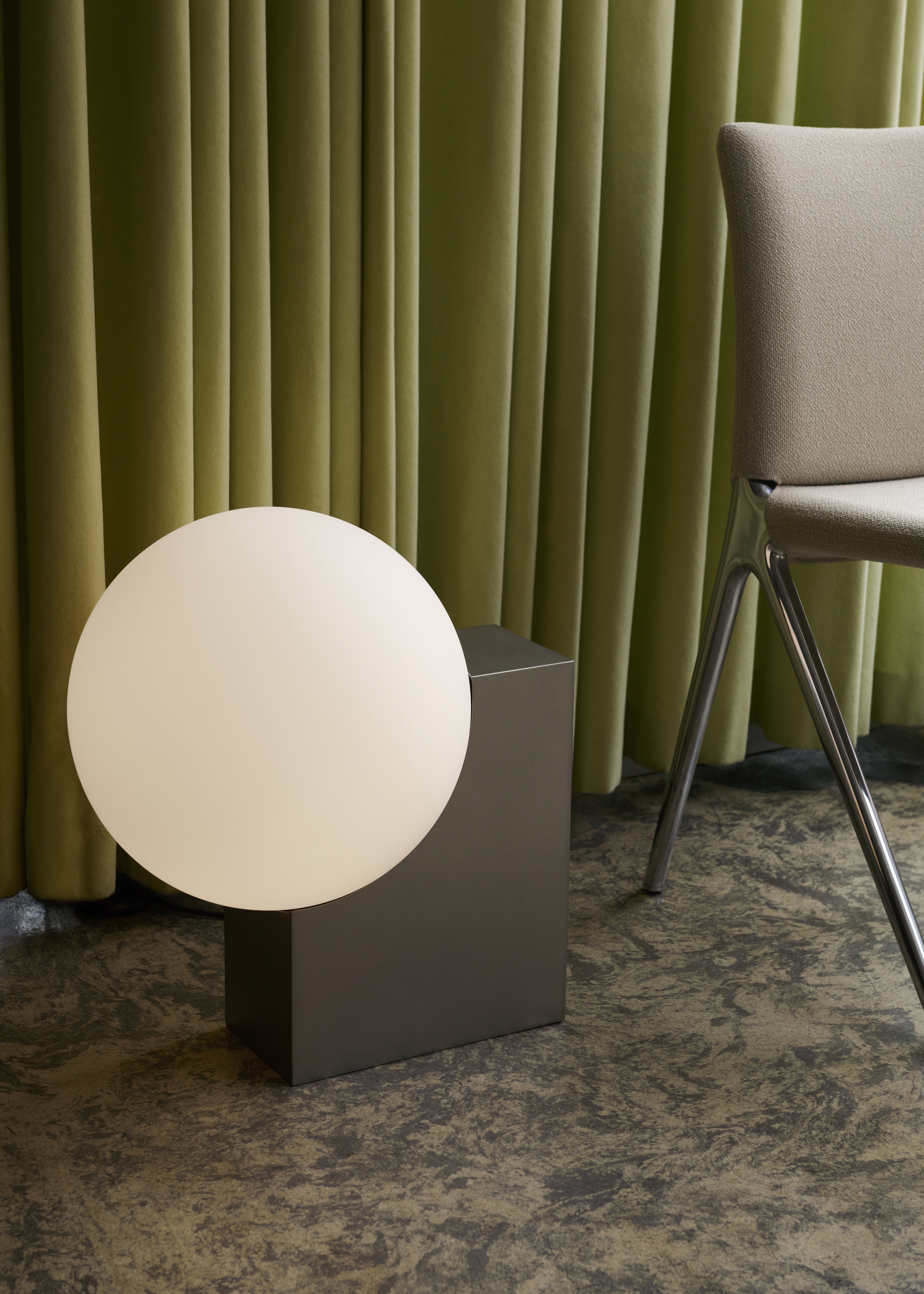 Lampa podłogowa JOURNEY SH4 szklany klosz ze szczotkowaną stalową podstawą