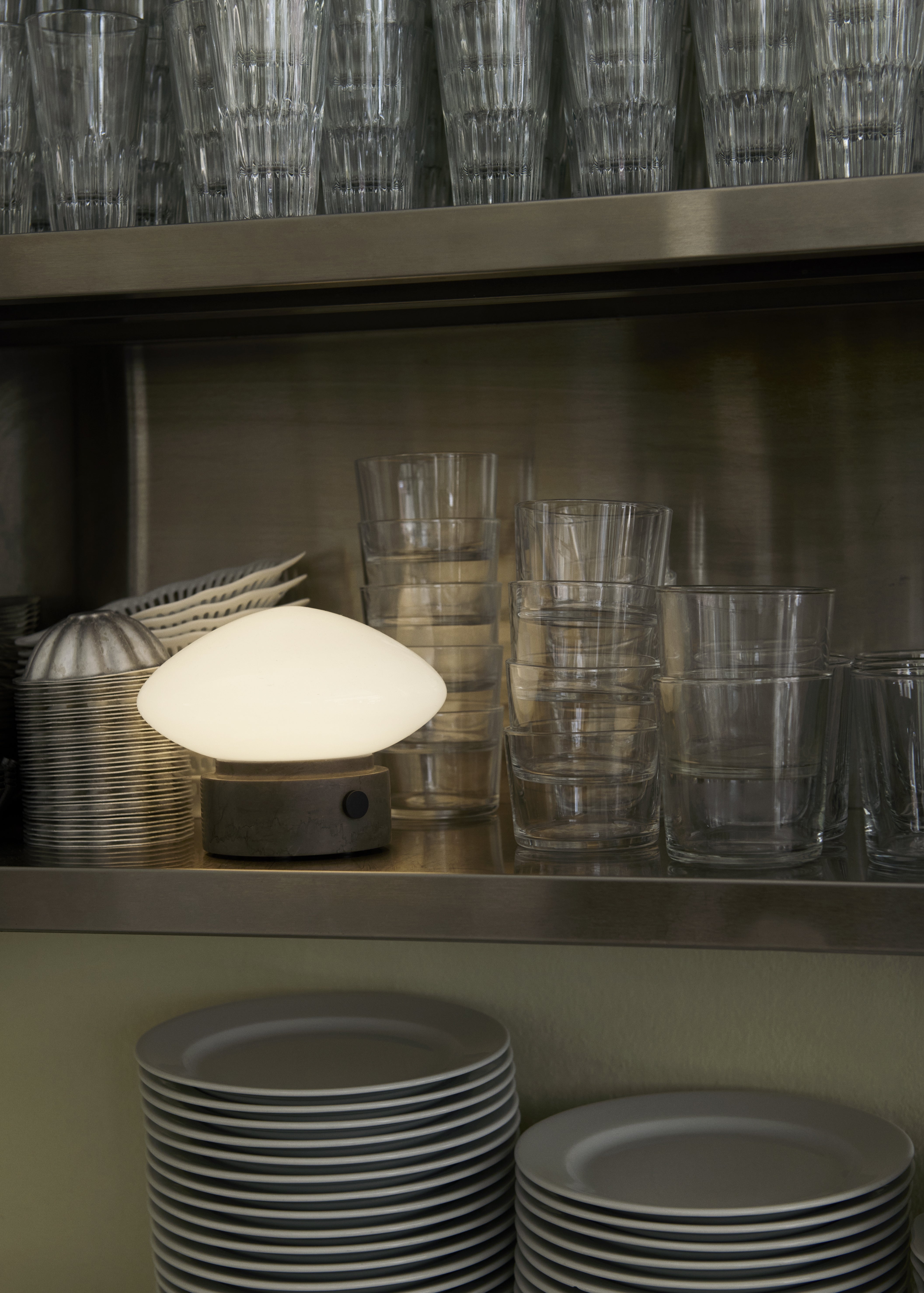 Lampa przenośna MIST AP21 szklany klosz z szarą marmurową podstawą