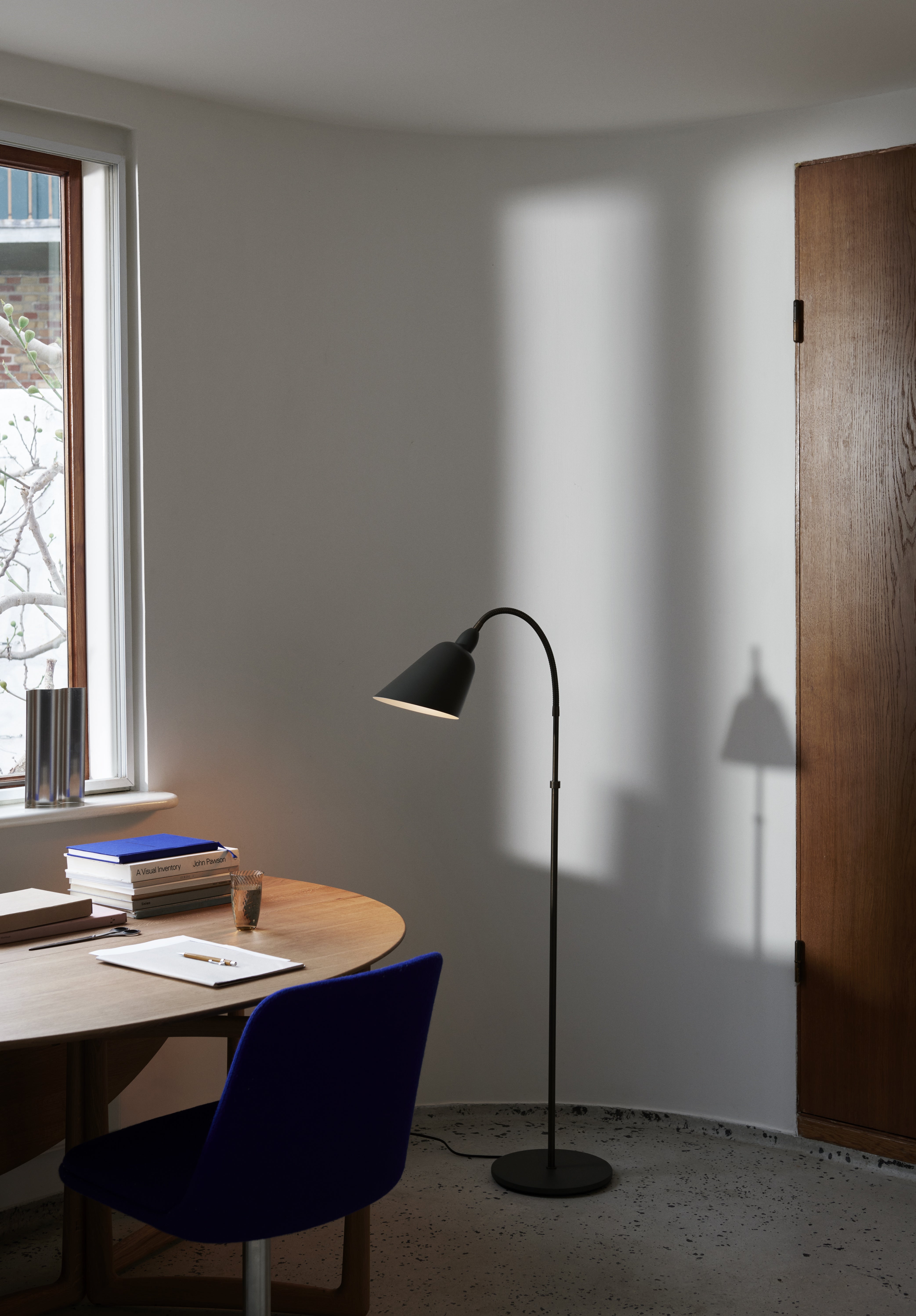 Lampa podłogowa BELLEVUE AJ7 biały z brązowioną mosiężną podstawą
