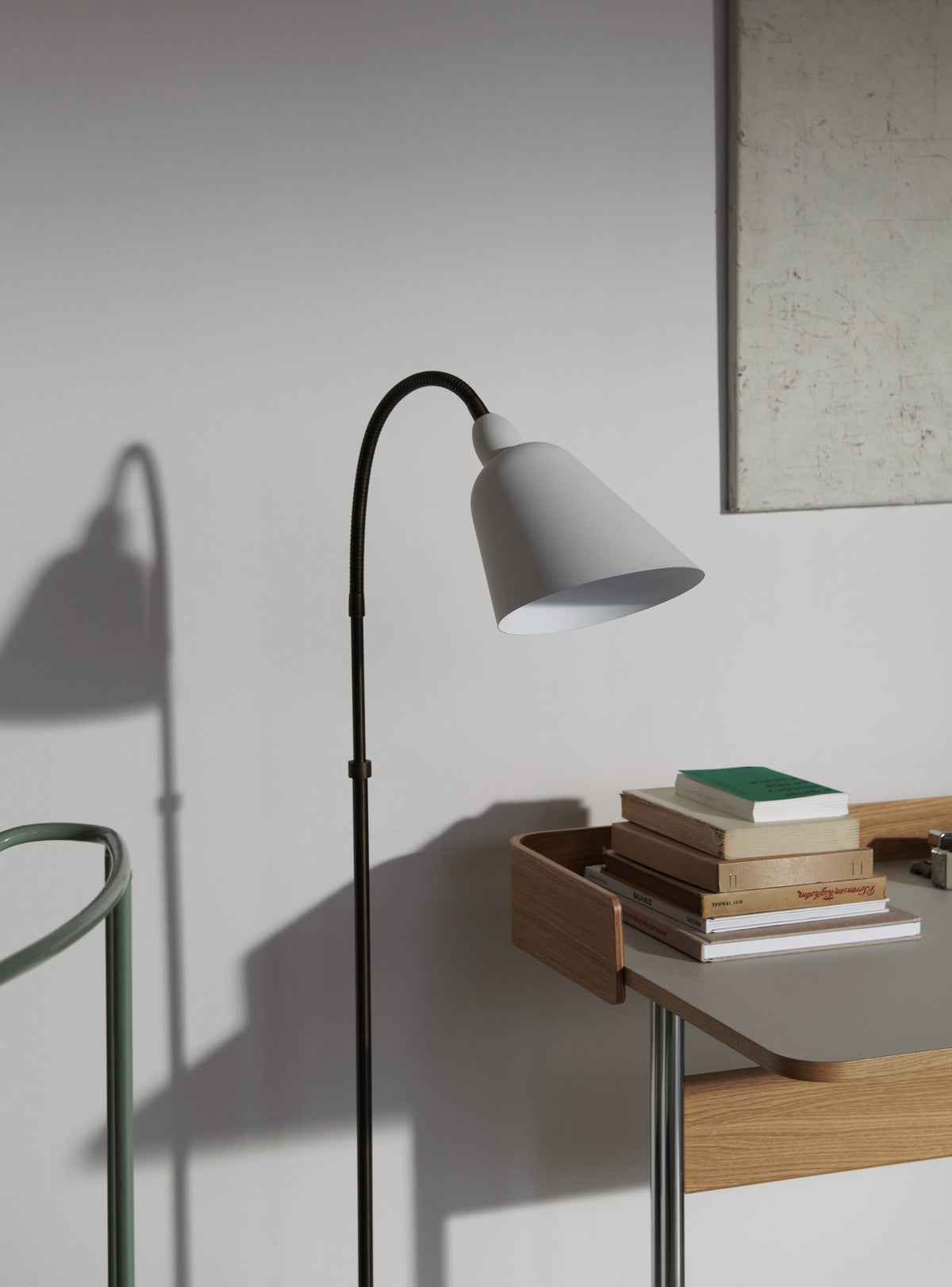 Lampa podłogowa BELLEVUE AJ7 biały z brązowioną mosiężną podstawą
