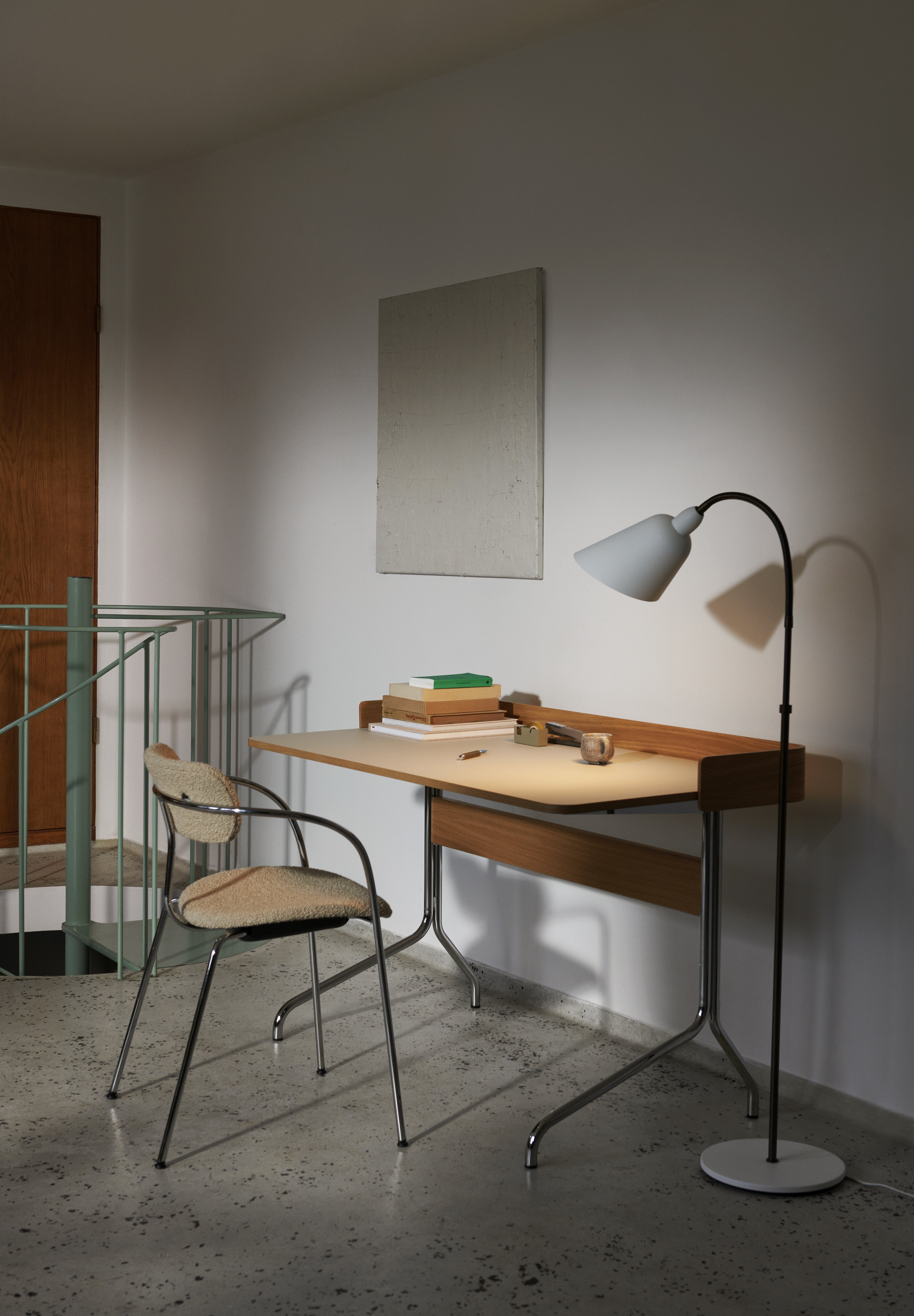 Lampa podłogowa BELLEVUE AJ7 biały z brązowioną mosiężną podstawą