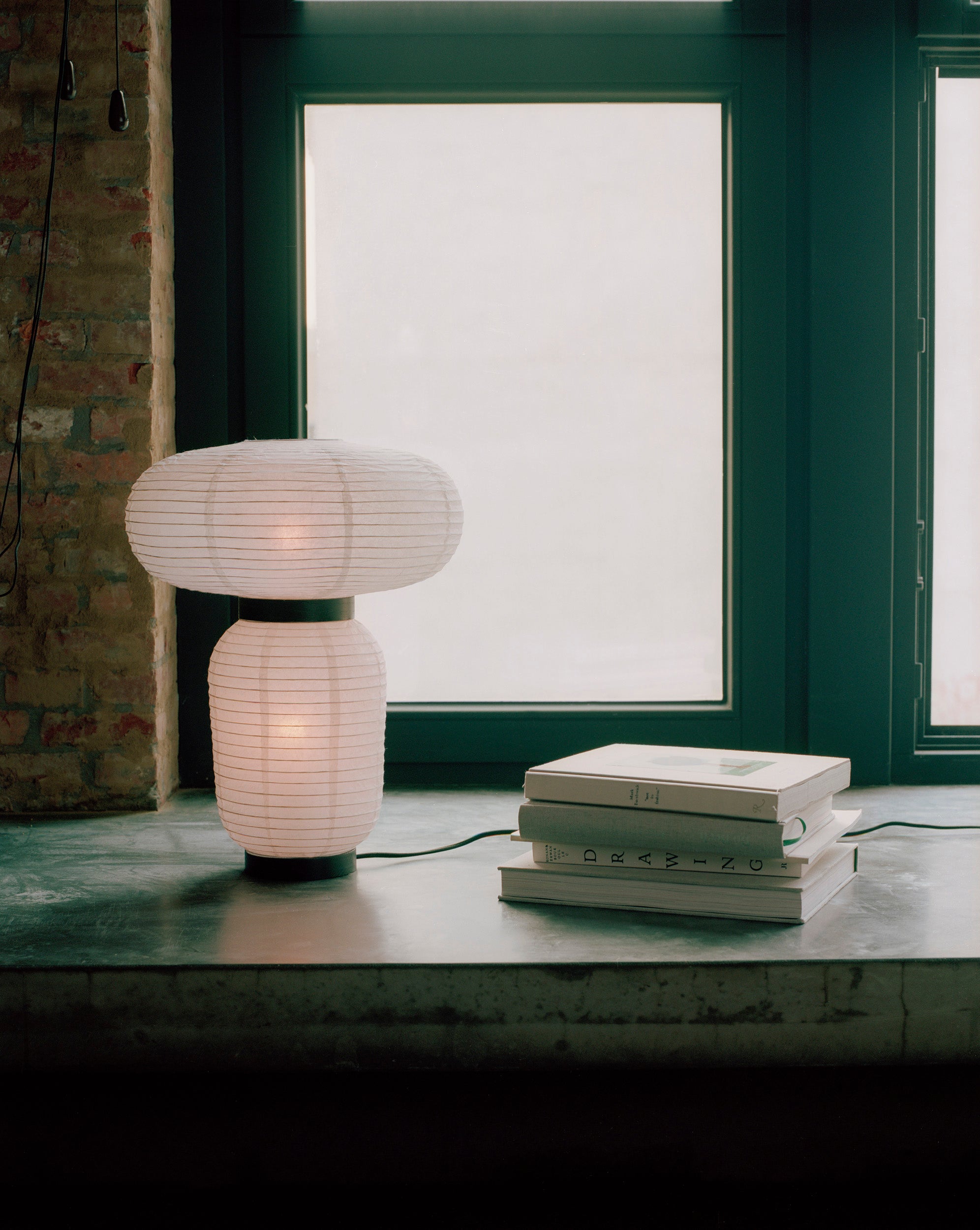 Lampa stołowa FORMAKAMI JH18 biały papierowy klosz z czarnym dębowym wykończeniem