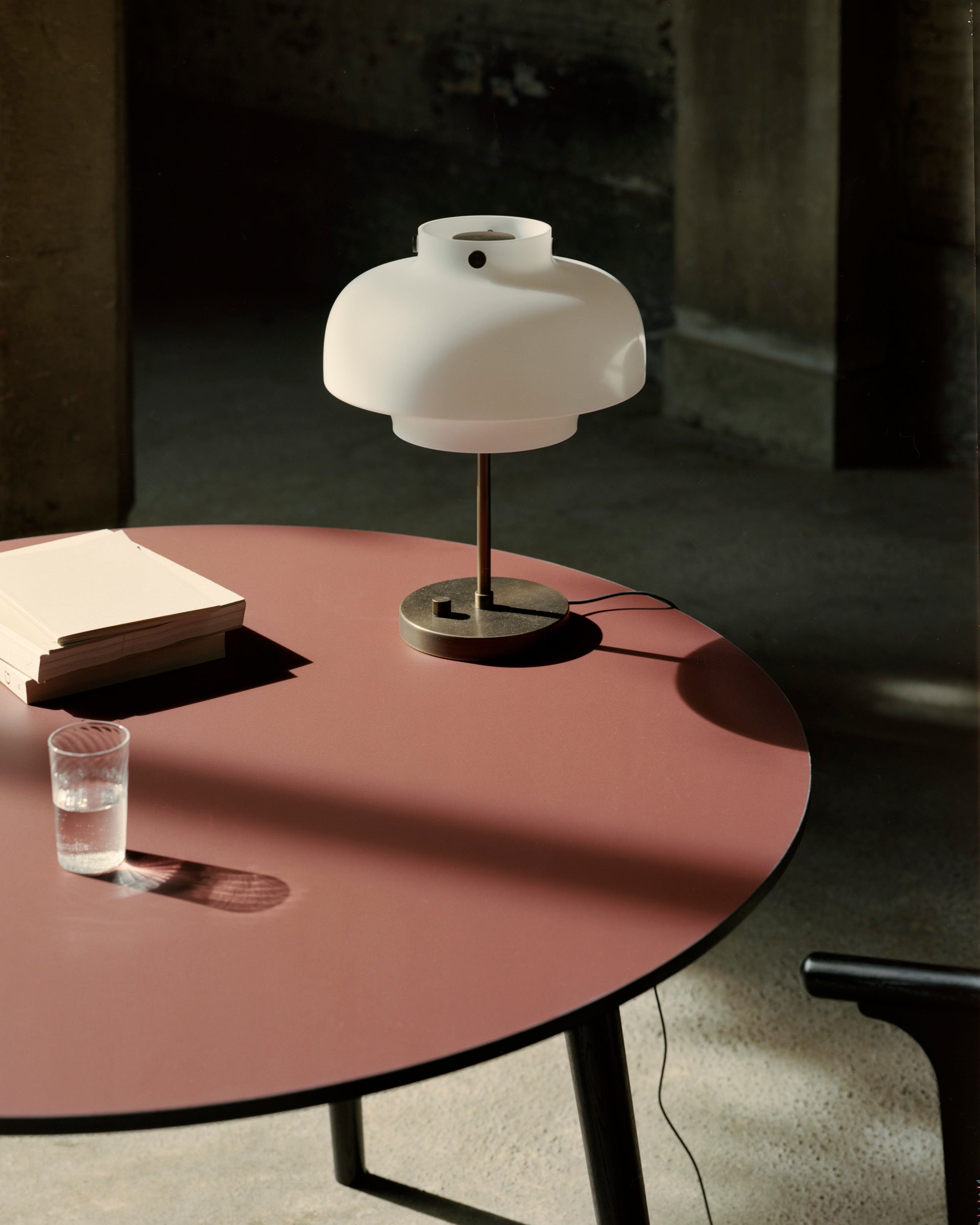 Lampa stołowa COPENHAGEN SC13 opalowy klosz z brązowioną mosiężną podstawą