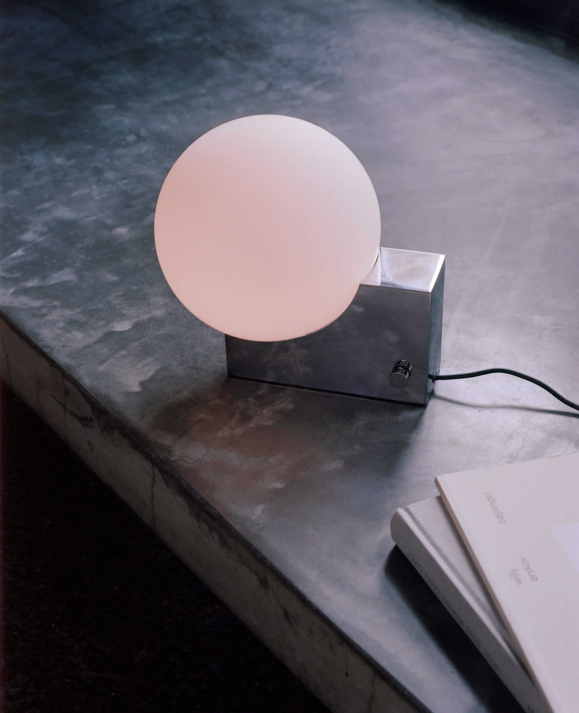 Lampa stołowa JOURNEY SH1 mleczny klosz z szarą podstawą