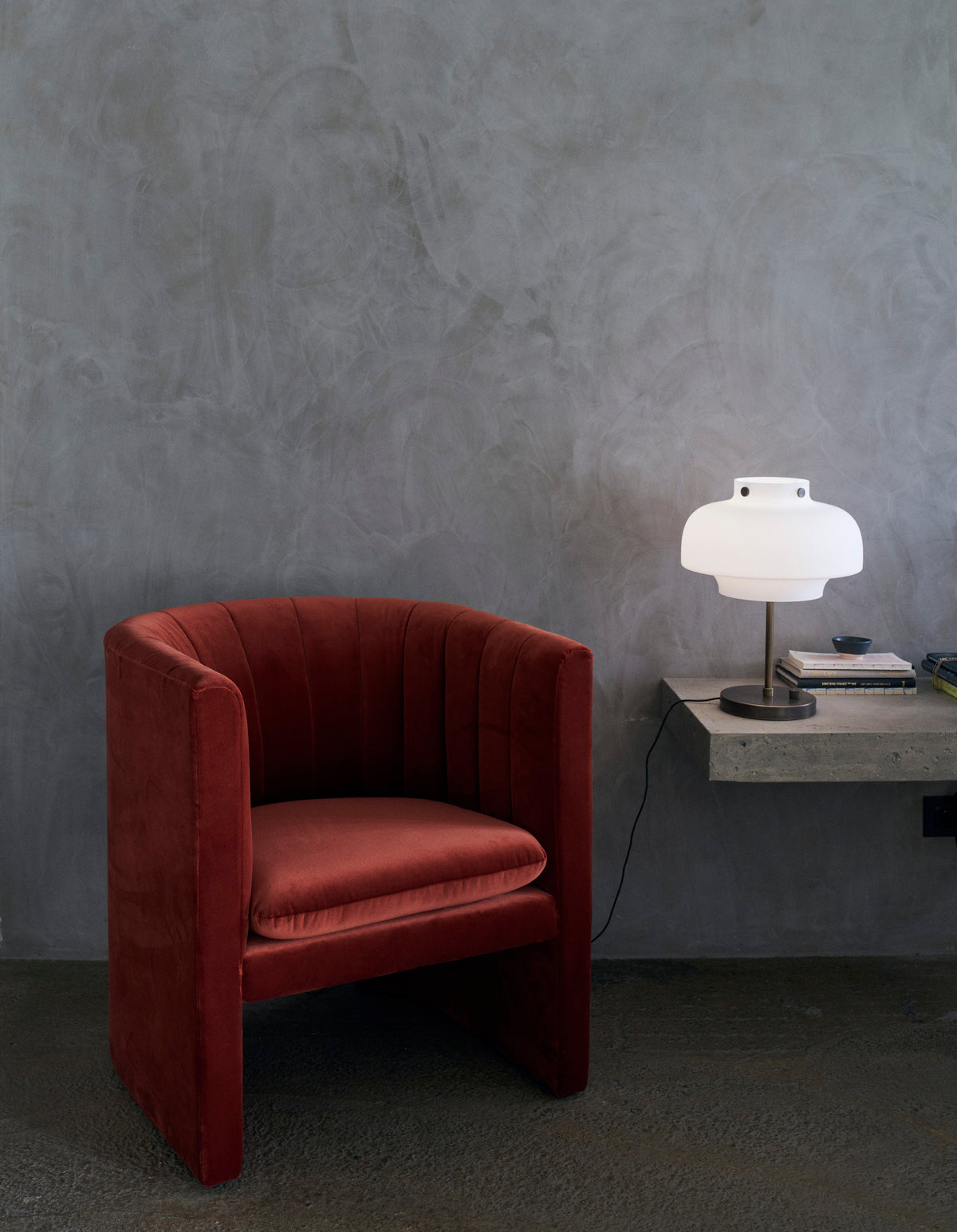 Lampa stołowa COPENHAGEN SC13 opalowy klosz z brązowioną mosiężną podstawą