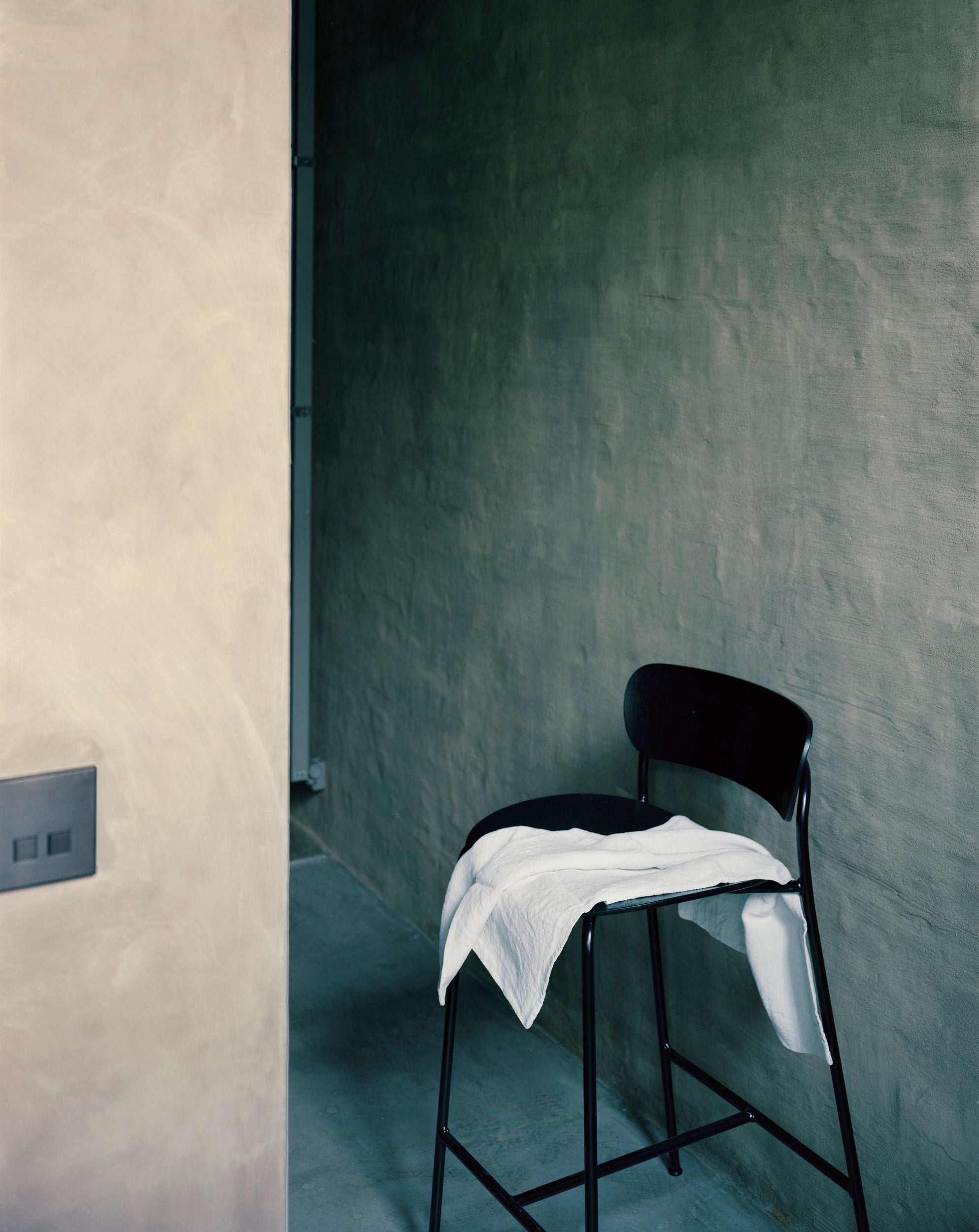 Hoker z oparciem PAVILION lakierowany dąb z czarną stalową podstawą
